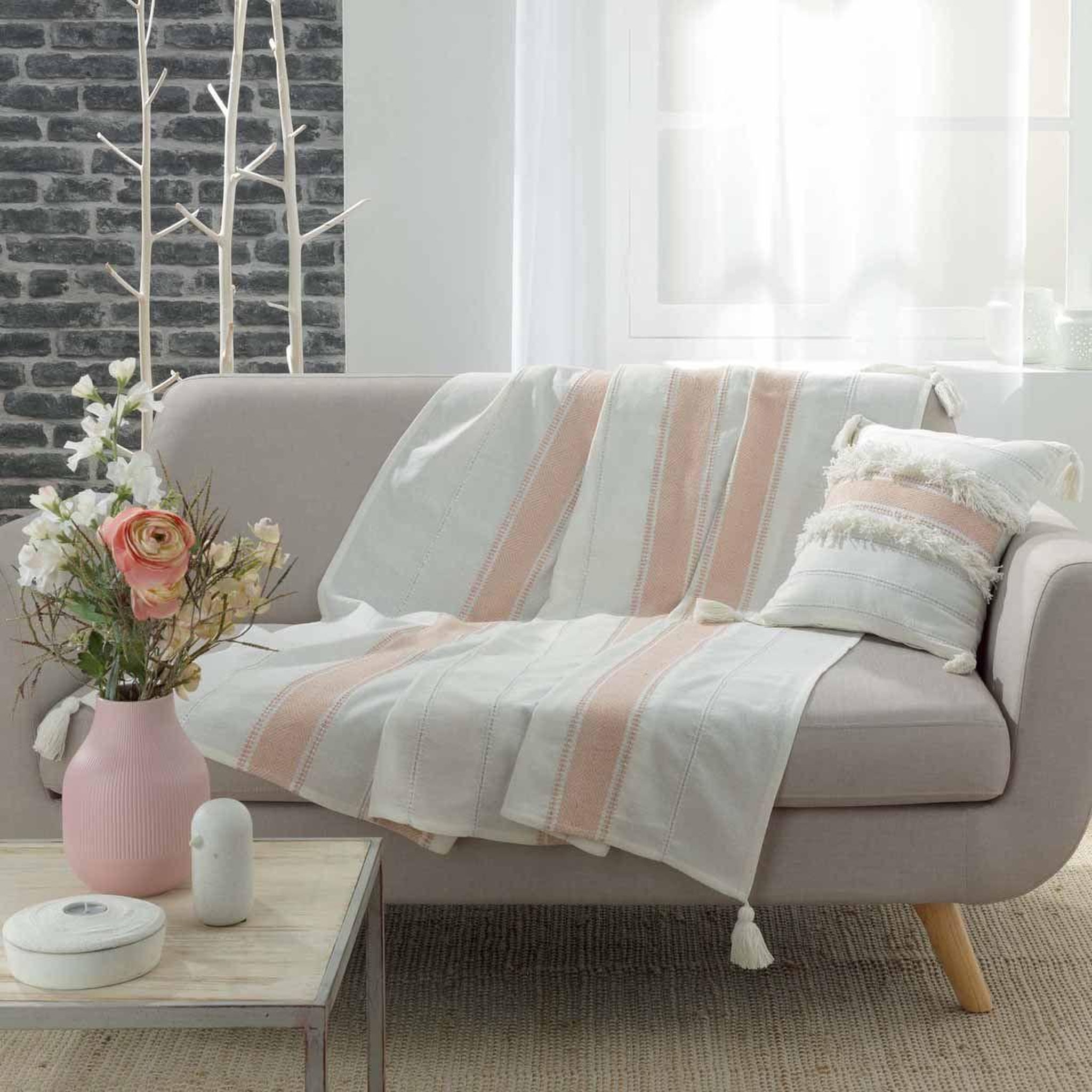 Voir la diapositive 3 : Douceur d'Intérieur Plaid à pompons  indira  125x150cm rose