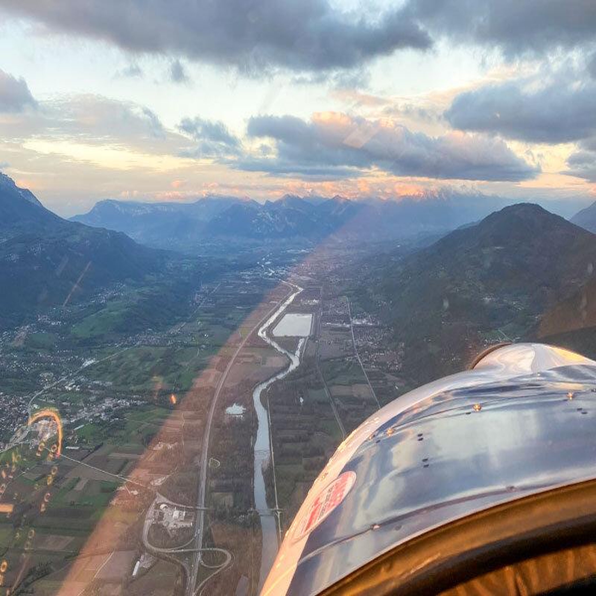 Voir la diapositive 4 : Smartbox Initiation au pilotage d'ulm de 40 min avec cours théorique au-dessus du massif du vercors - coffret cadeau sport & aventure