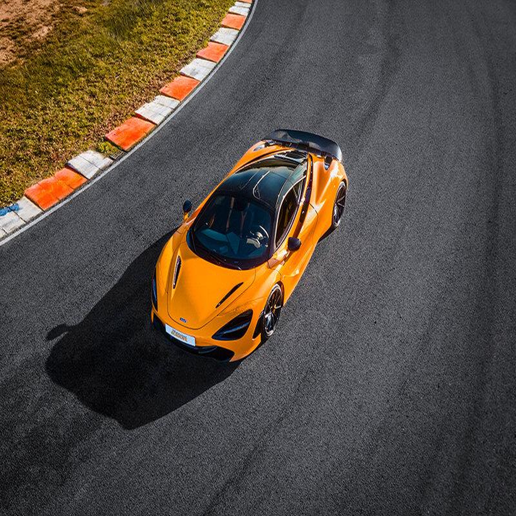 Voir la diapositive 2 : Smartbox Stage de pilotage : 2 tours sur le circuit de Vaison en McLaren 720 S - Coffret Cadeau Sport & Aventure