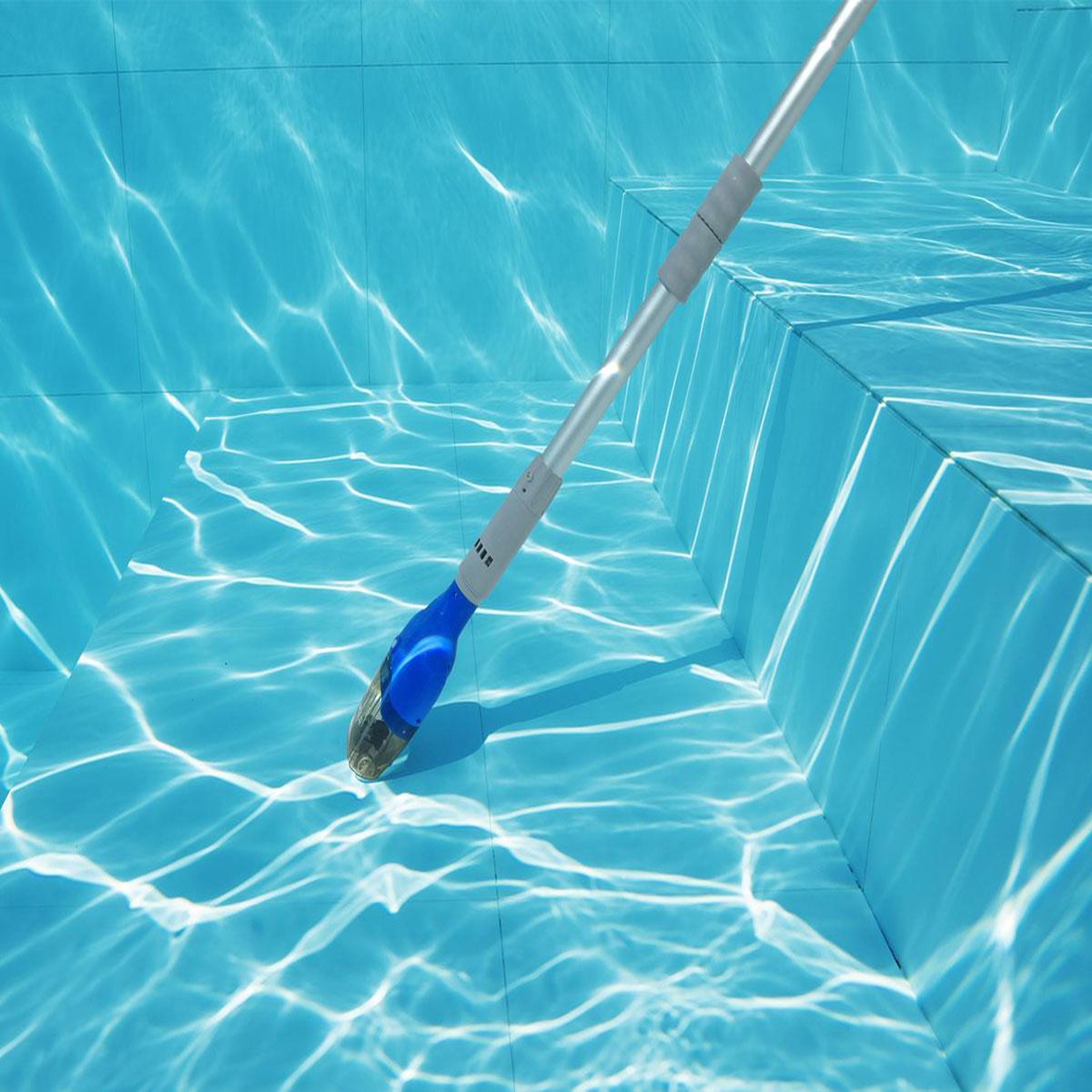 Voir la diapositive 5 : BESTWAY Aspirateur de piscine et spa à batterie Aquatech - Bestway
