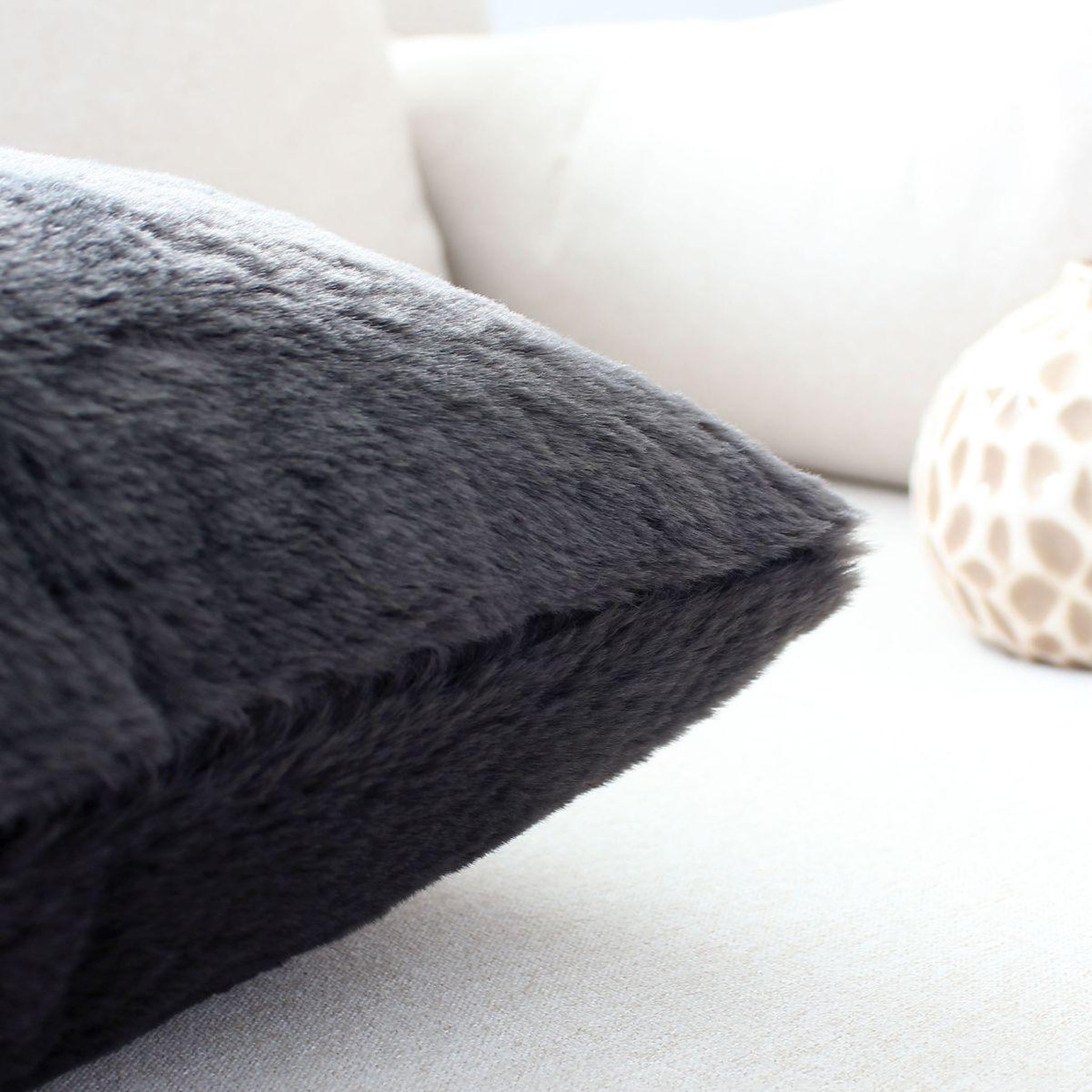 Voir la diapositive 3 : ENJOY HOME Coussin déco imitation fourrure  rabbit pop  40x40cm anthracite