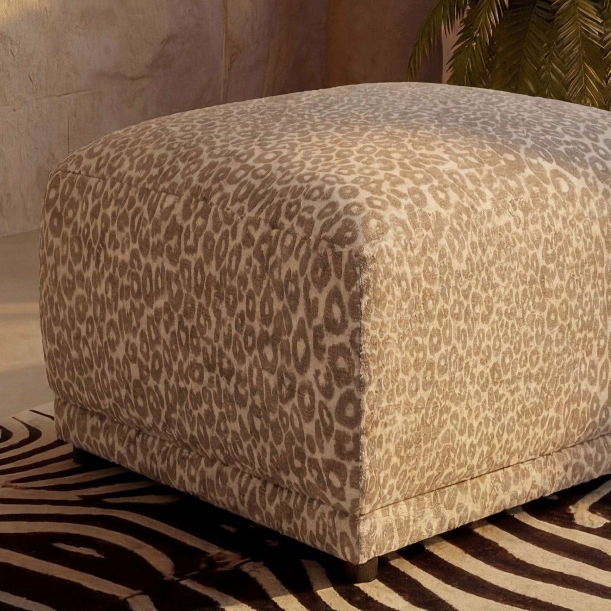 Voir la diapositive 6 : CASANOVA PARIS Rosalie - pouf en tissu imprimé animalier 102x83x46