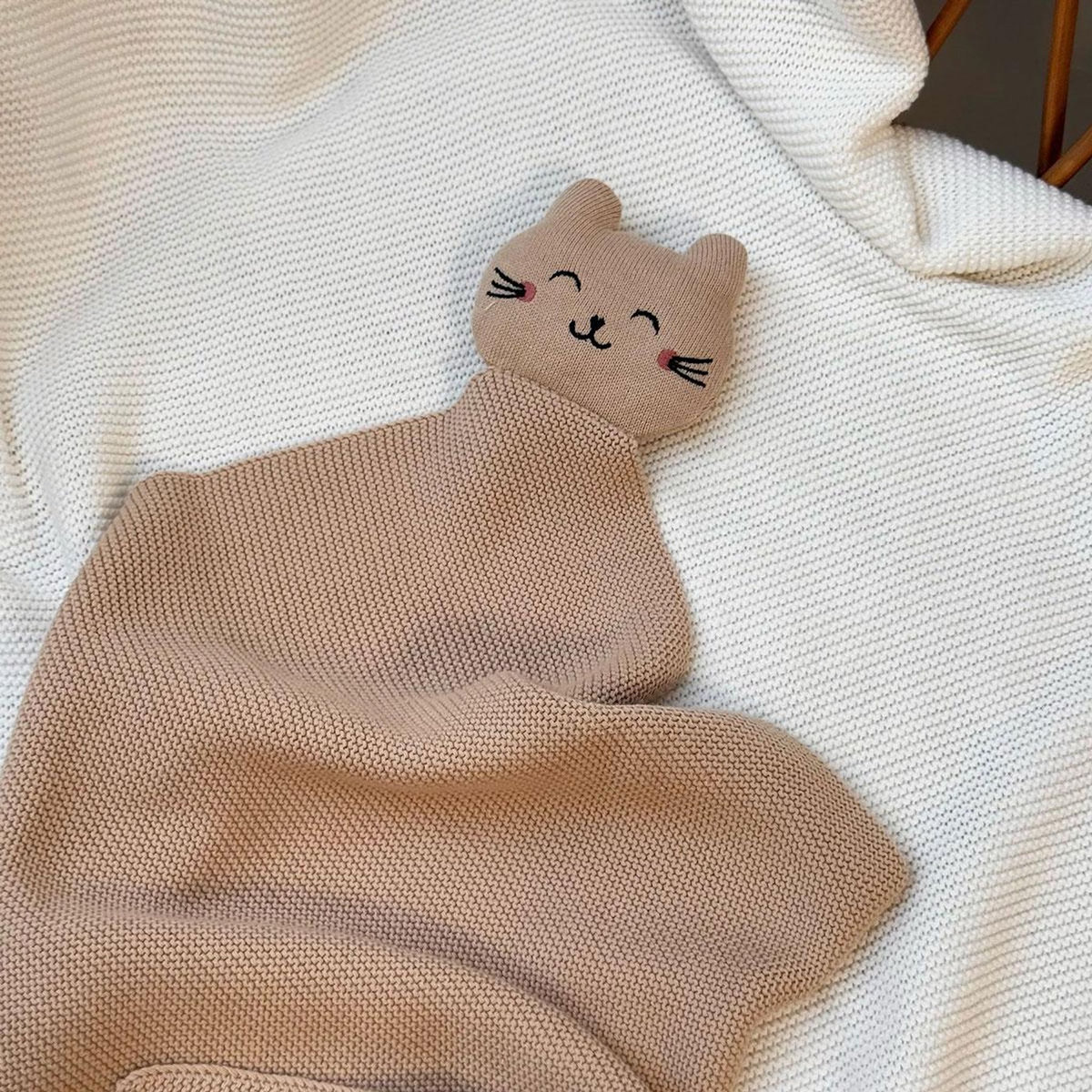 Petit Béguin Doudou en tricot Hello Baby