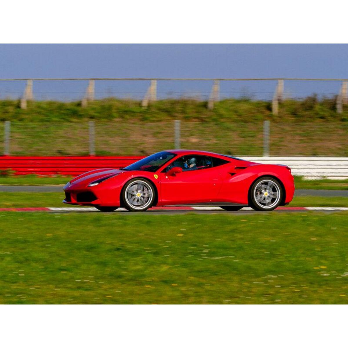 Smartbox Stage de pilotage : 3 tours sur le circuit de Magny-Cours en Ferrari 488 - Coffret Cadeau Sport & Aventure