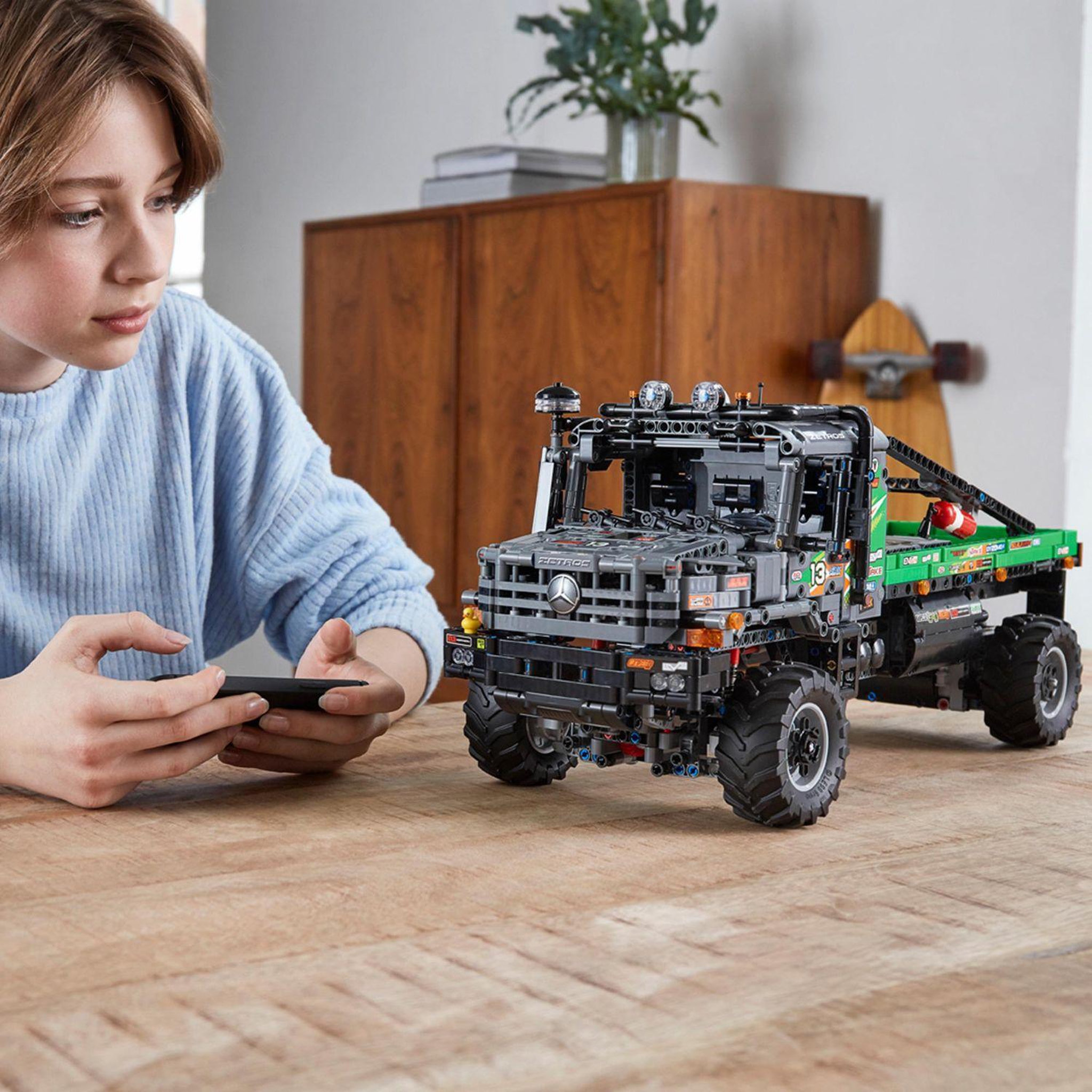 Voir la diapositive 7 : LEGO Technic 42129 Le Camion d&rsquo;essai 4x4 Mercedes-Benz Zetros, Camion Jouet Télécommandé