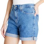 CALVIN KLEIN JEANS Short Mom  Femme Calvin Klein Jeans J20J222801. Coloris disponibles : Bleu