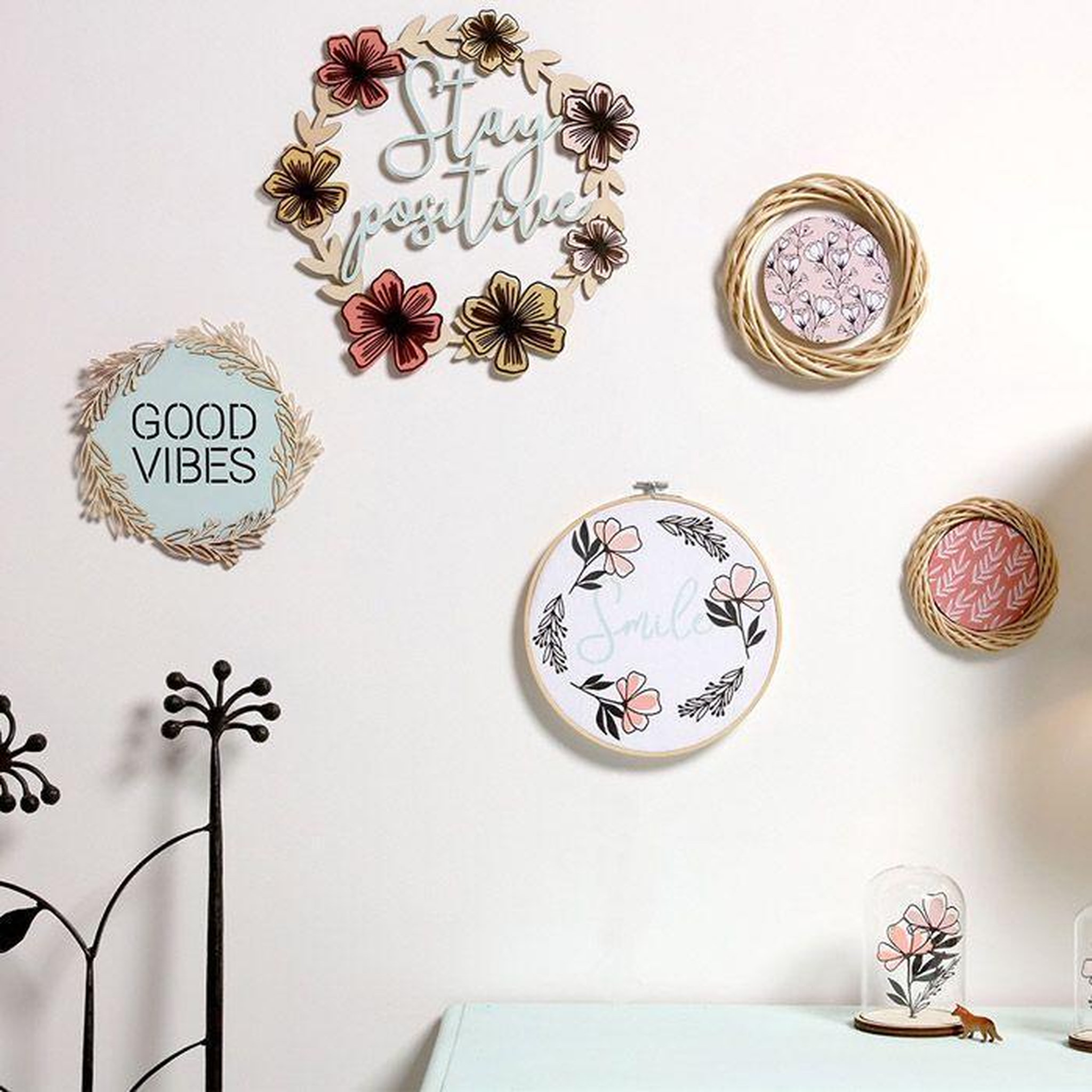 Voir la diapositive 2 : Artemio Silhouette en bois Ø 34 cm - Couronne de feuilles