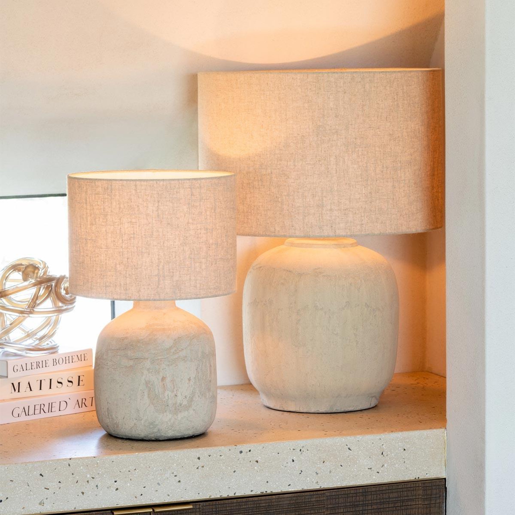 Voir la diapositive 4 : J-LINE Lampe à poser en terre cuite  mia  64cm beige