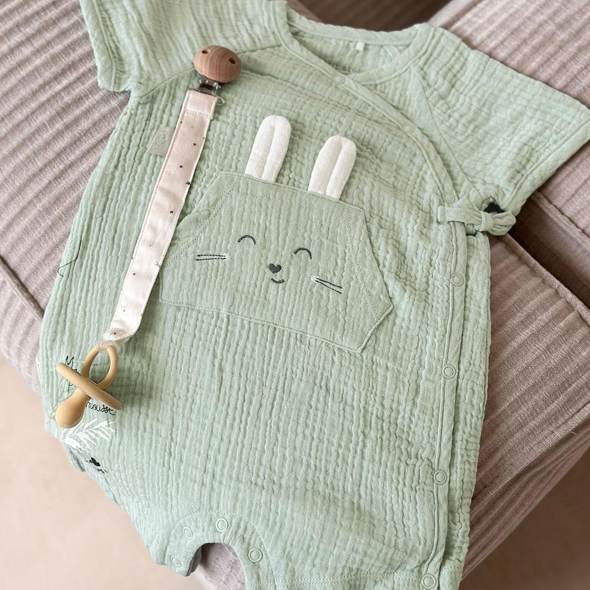 Voir la diapositive 4 : Petit Béguin Barboteuse bébé en gaze de coton ouverture croisée frimousse