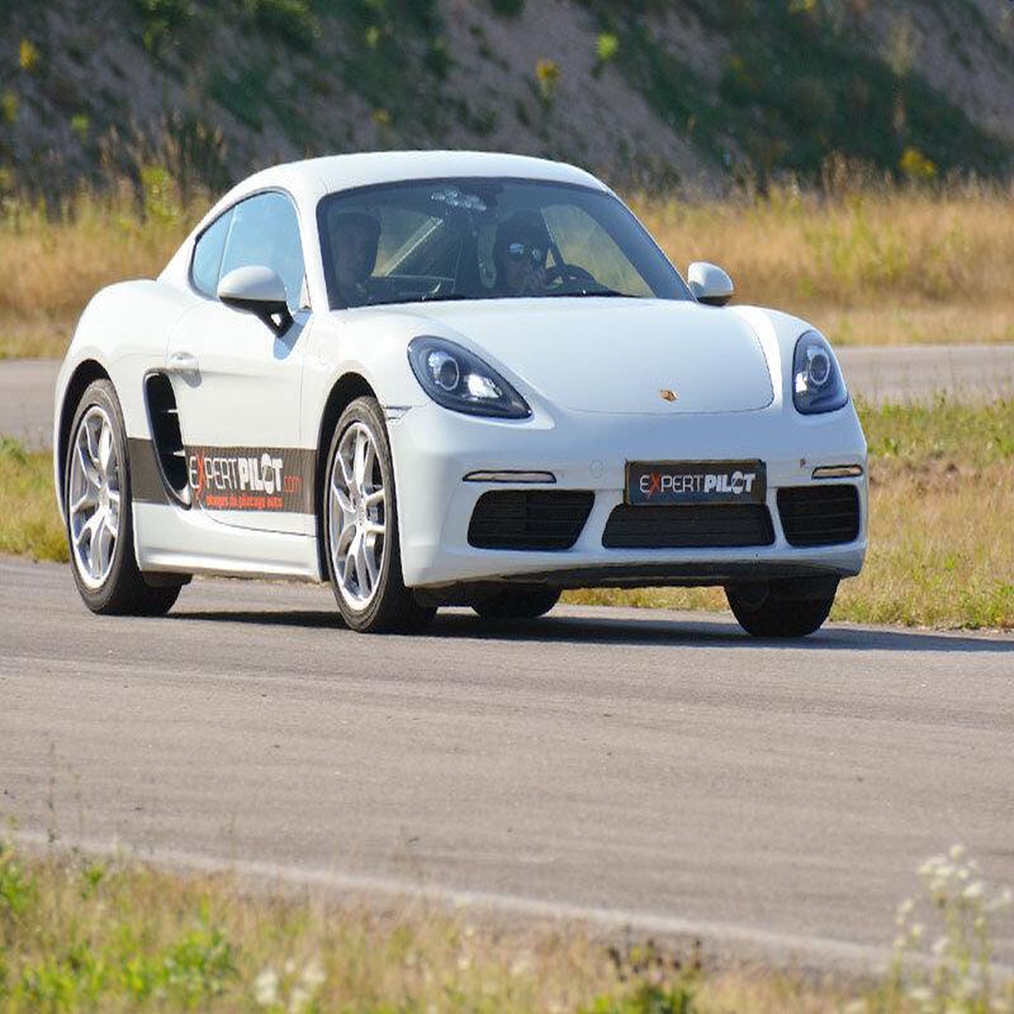 Voir la diapositive 2 : Smartbox Pilotage 8 tours de circuit en Porsche, Alpine ou Mégane RS sur le circuit Geoparc - Coffret Cadeau Sport & Aventure