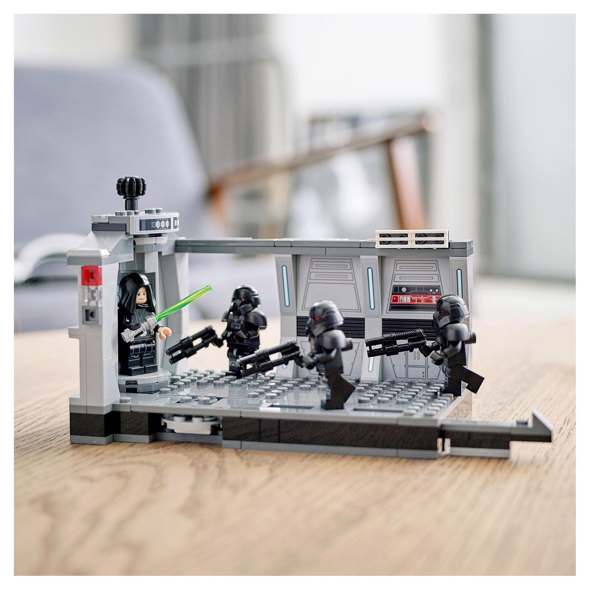 Voir la diapositive 7 : LEGO Star Wars 75324 L&rsquo;Attaque des Dark Troopers, Jouet Mandalorian à Construire Avec Minifigure Luke Skywalker et Son Sabre Laser