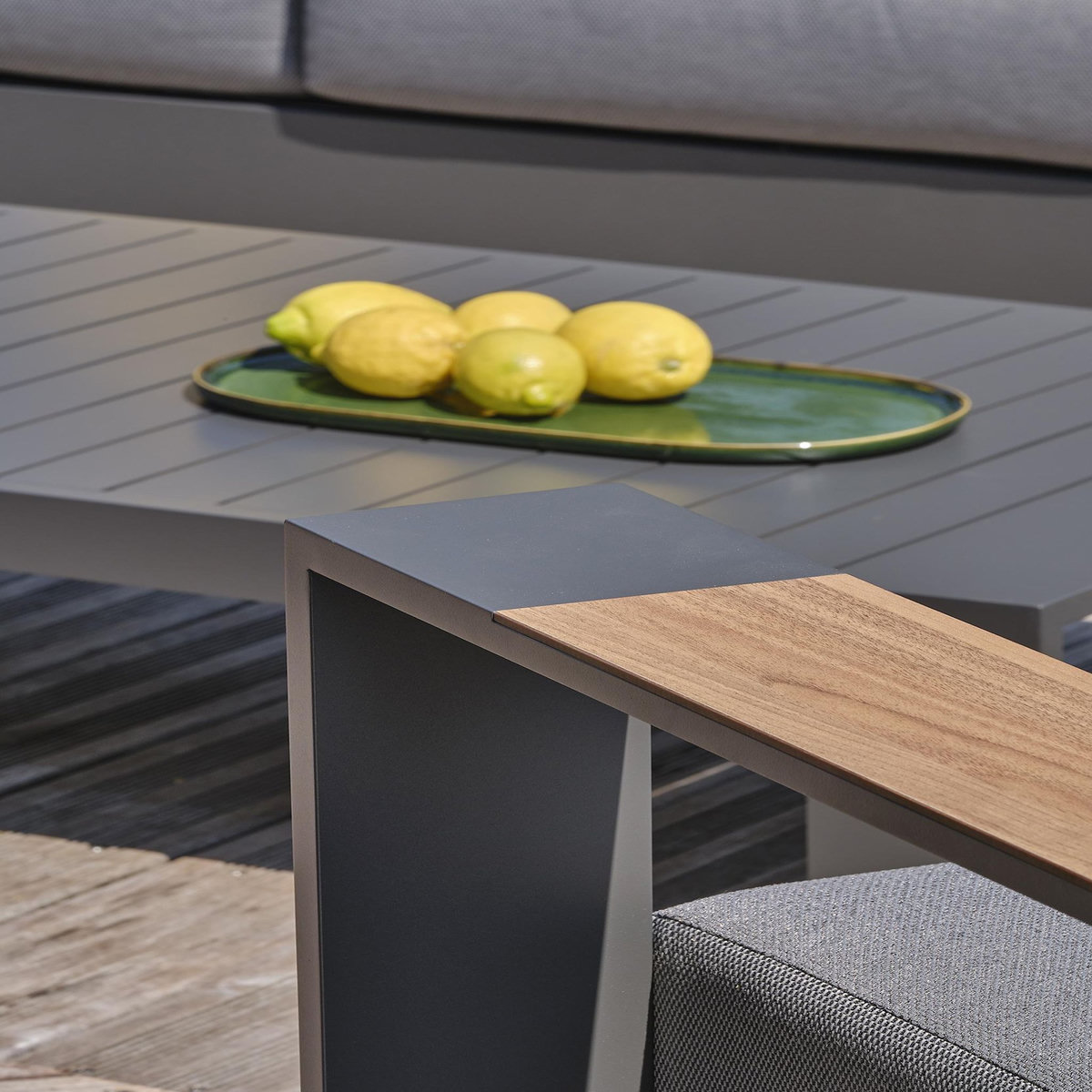 DCB GARDEN Salon de jardin 5 places en aluminium et accoudoirs en HPL
