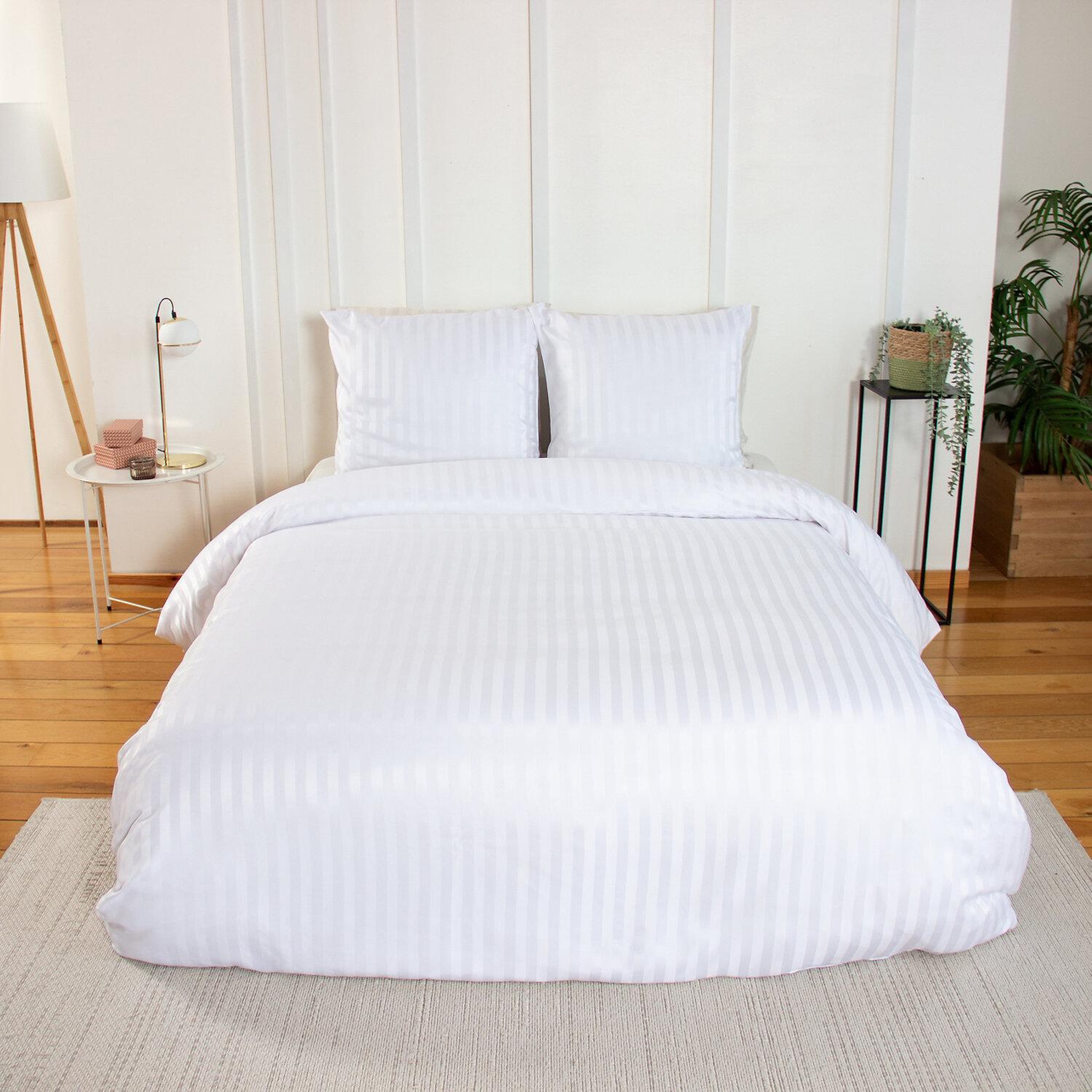 Voir la diapositive 1 : Home collection Parure housse de couette 100% satin de microfibre
