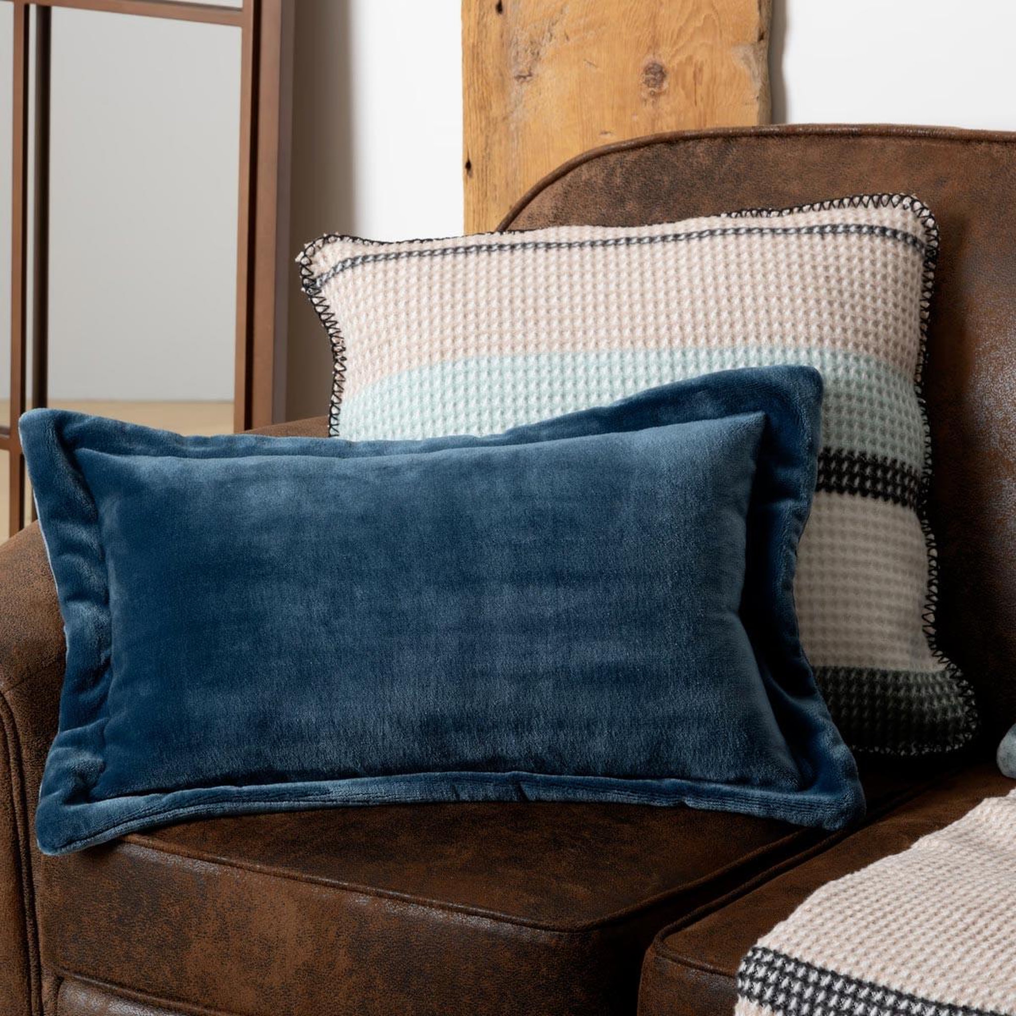 Voir la diapositive 4 : ATMOSPHERA Coussin déco flanelle  cuddly  38x58cm bleu égéen