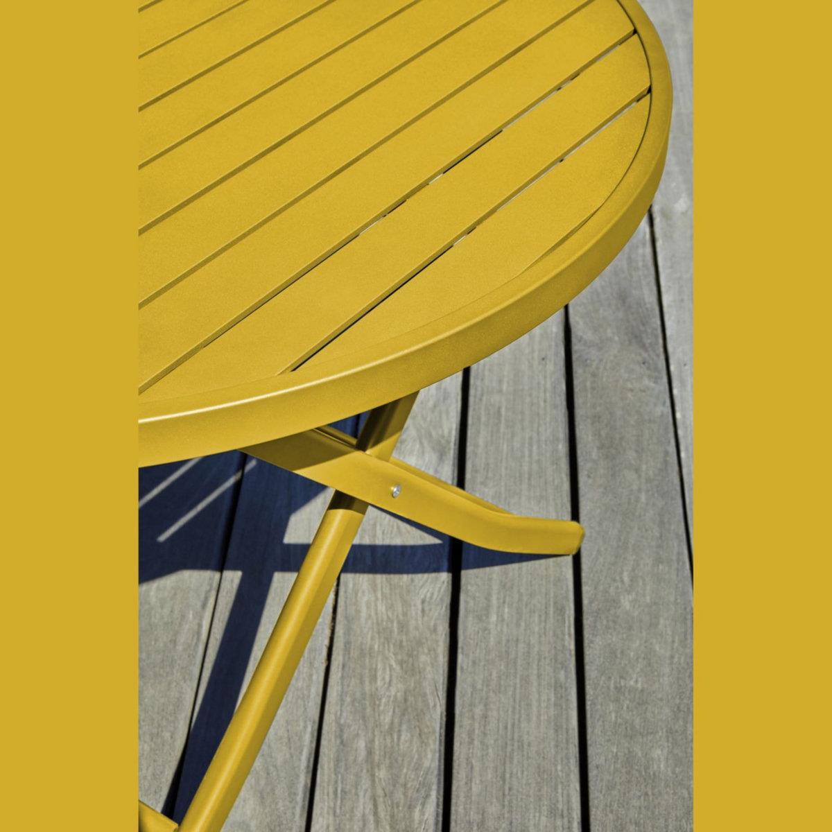 DCB GARDEN Table de jardin ronde pliante - 4/6 places - Aluminium - Jaune moutarde - MARIUS