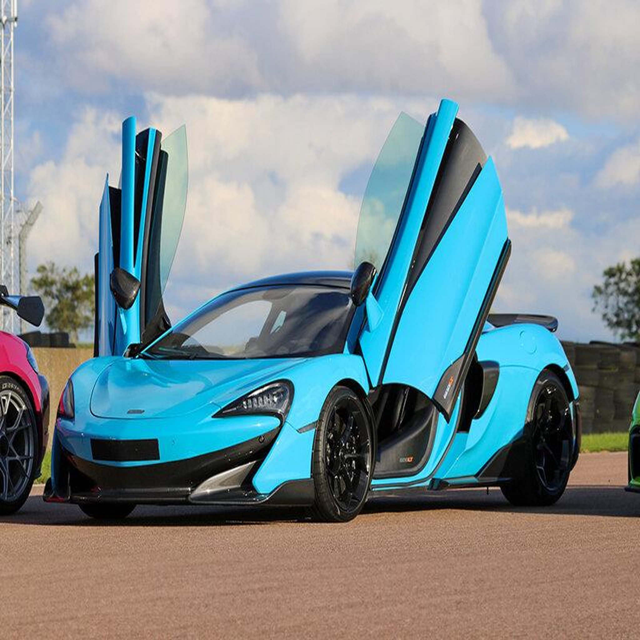 Voir la diapositive 4 : Smartbox Stage de pilotage multivolant : 2 tours en McLaren et 2 tours en Porsche sur le circuit de Croix-en-Ternois - Coffret Cadeau Sport & Aventure