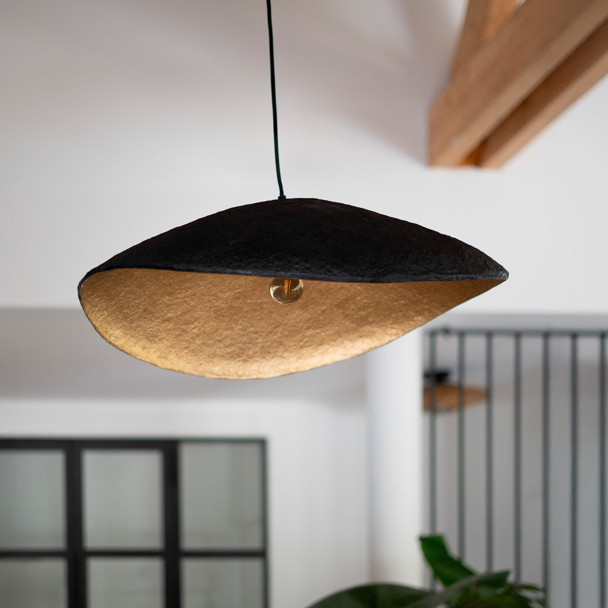 Voir la diapositive 2 : MAISON PAVANE Suspension en papier et fil noir 71 cm-milano