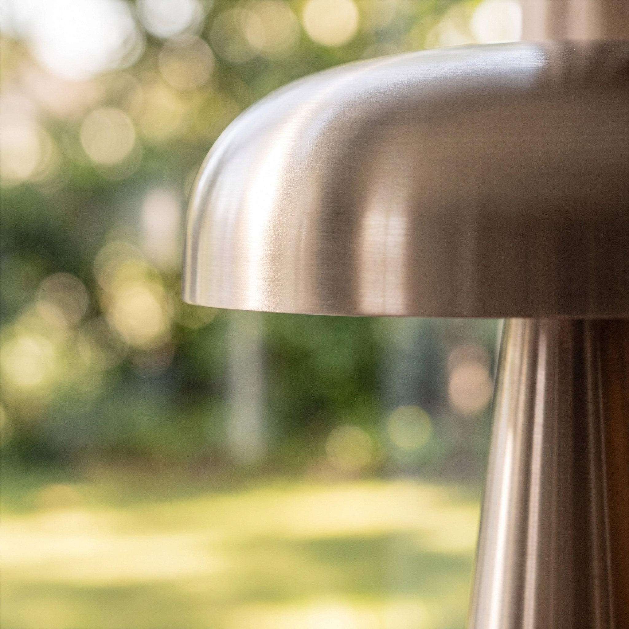 Voir la diapositive 6 : MAISON PAVANE Lampe à poser en métal brossé-livia