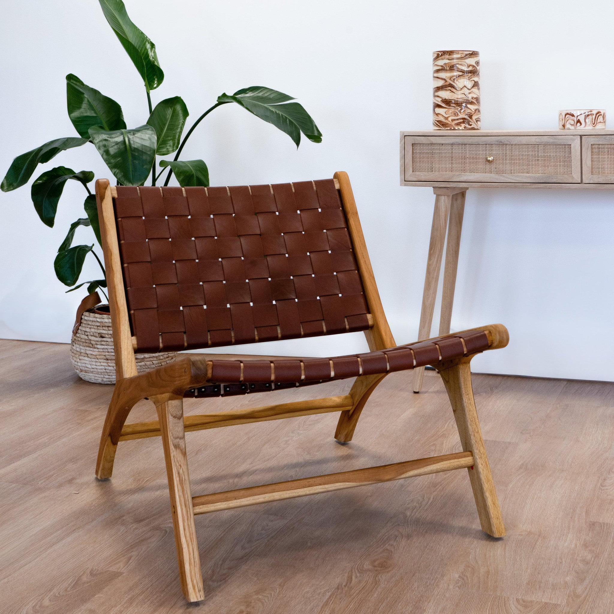 Voir la diapositive 2 : MAISON PAVANE Fauteuil en teck et cuir tressé marron-kuna