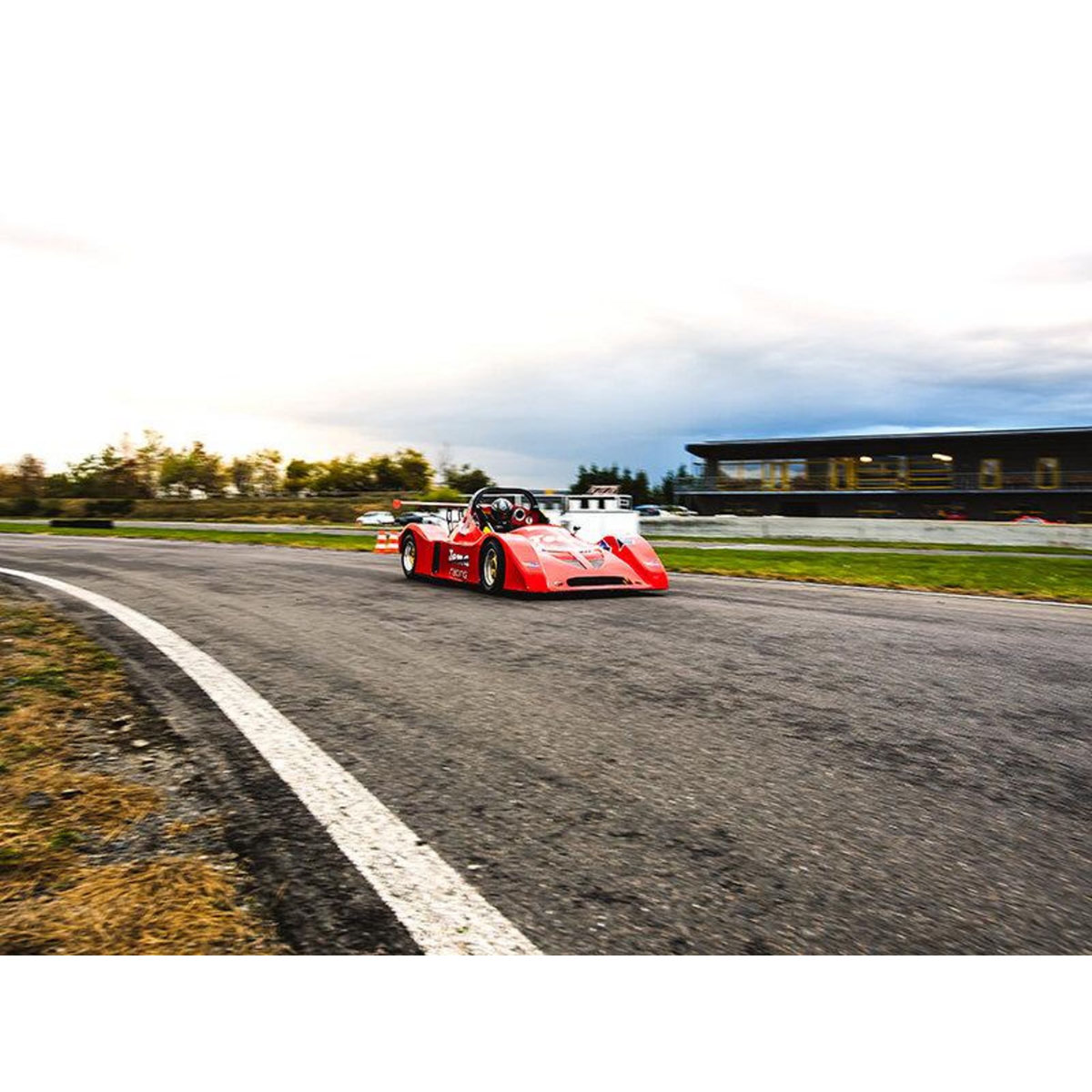 Smartbox Stage de pilotage en Sport Proto JEMA 180 cv sur circuit asphalte près de Saint-Étienne - Coffret Cadeau Sport & Aventure