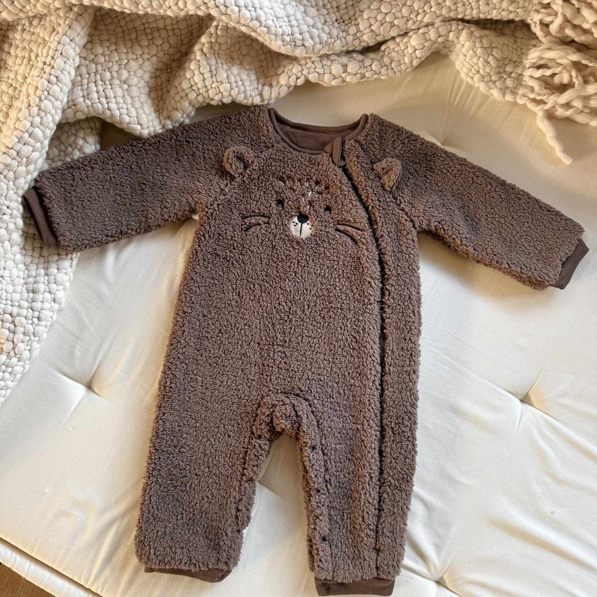 Voir la diapositive 6 : Petit Béguin Surpyjama bébé en sherpa cracotte