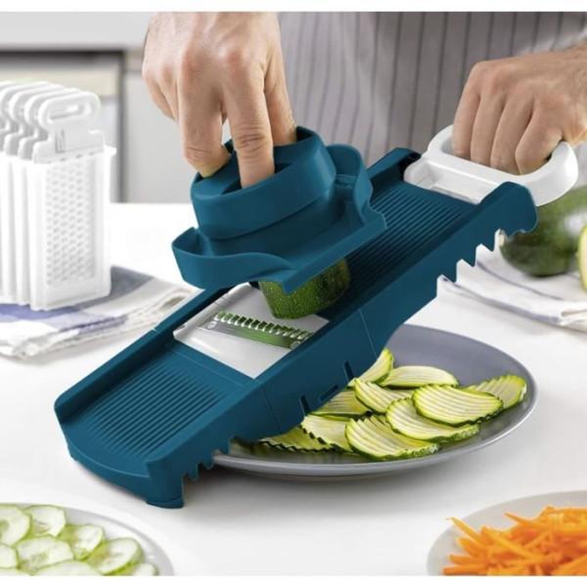 Voir la diapositive 6 : Arthur Martin Mandoline pliable - arthur martin - amm530 - 6 en 1 - 3 lames de râpes et 3 lames de coupes légumes - acier inoxydable