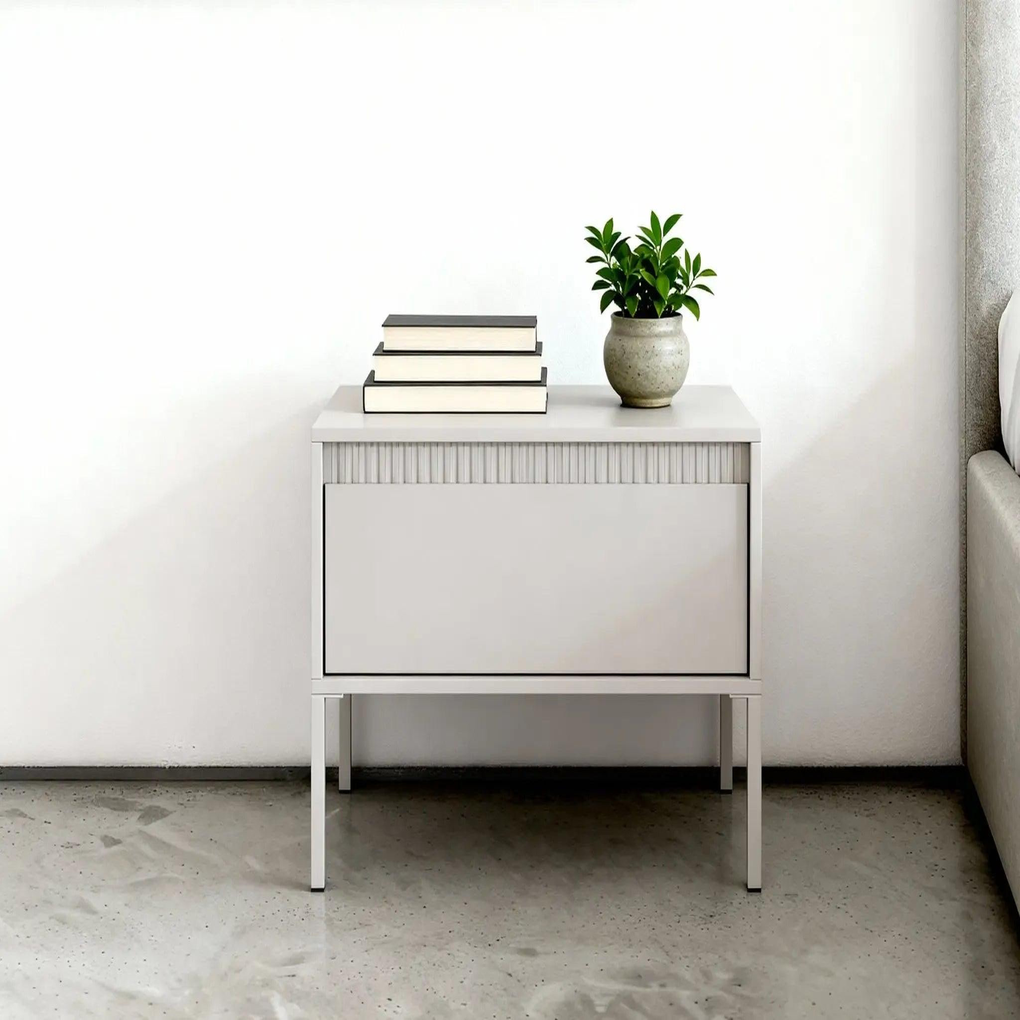 Voir la diapositive 2 : CASANOVA PARIS Alina - table de chevet 68cmpieds en métal