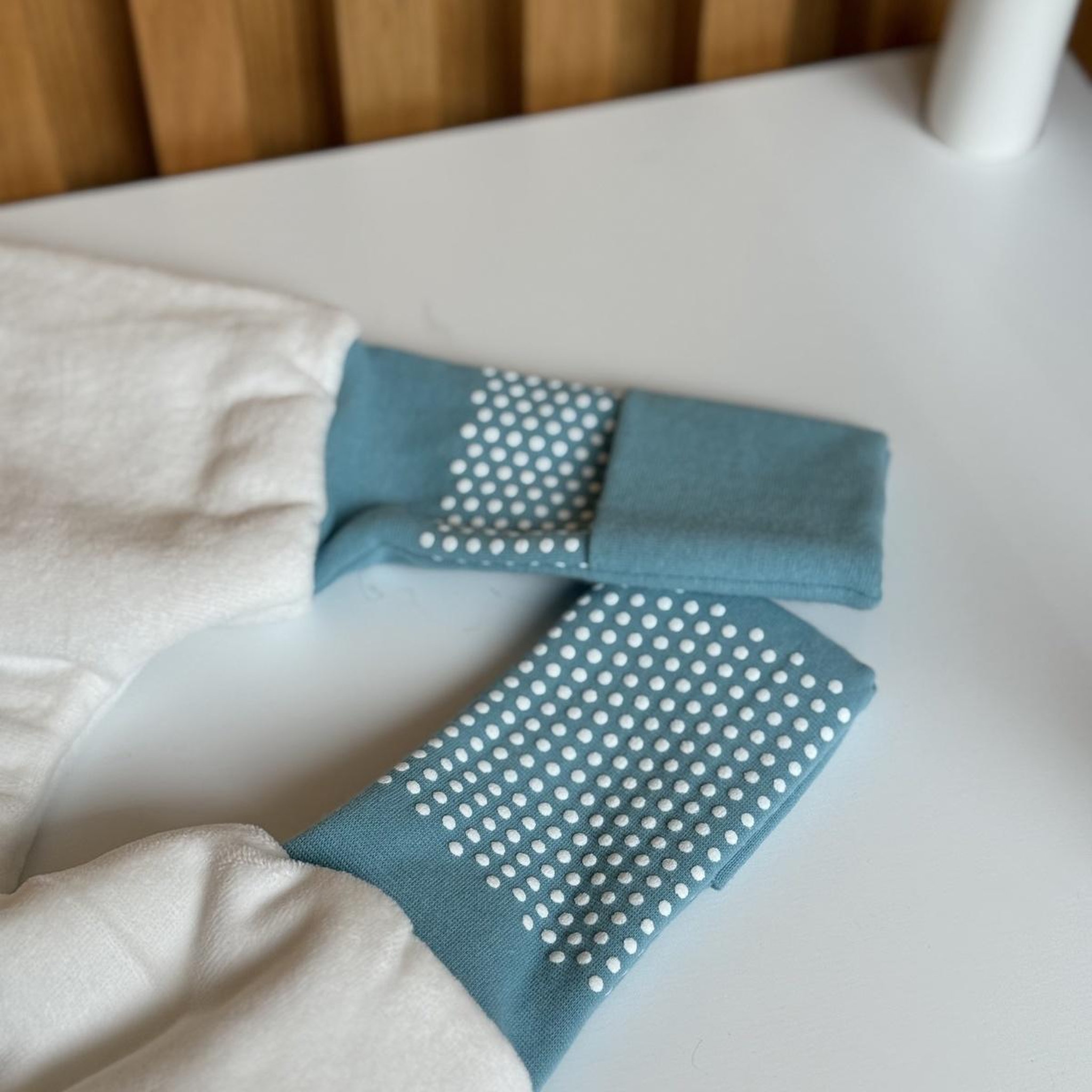 Voir la diapositive 6 : Petit Béguin Turbulette d'hiver en velours avec pieds retroussables Oscar