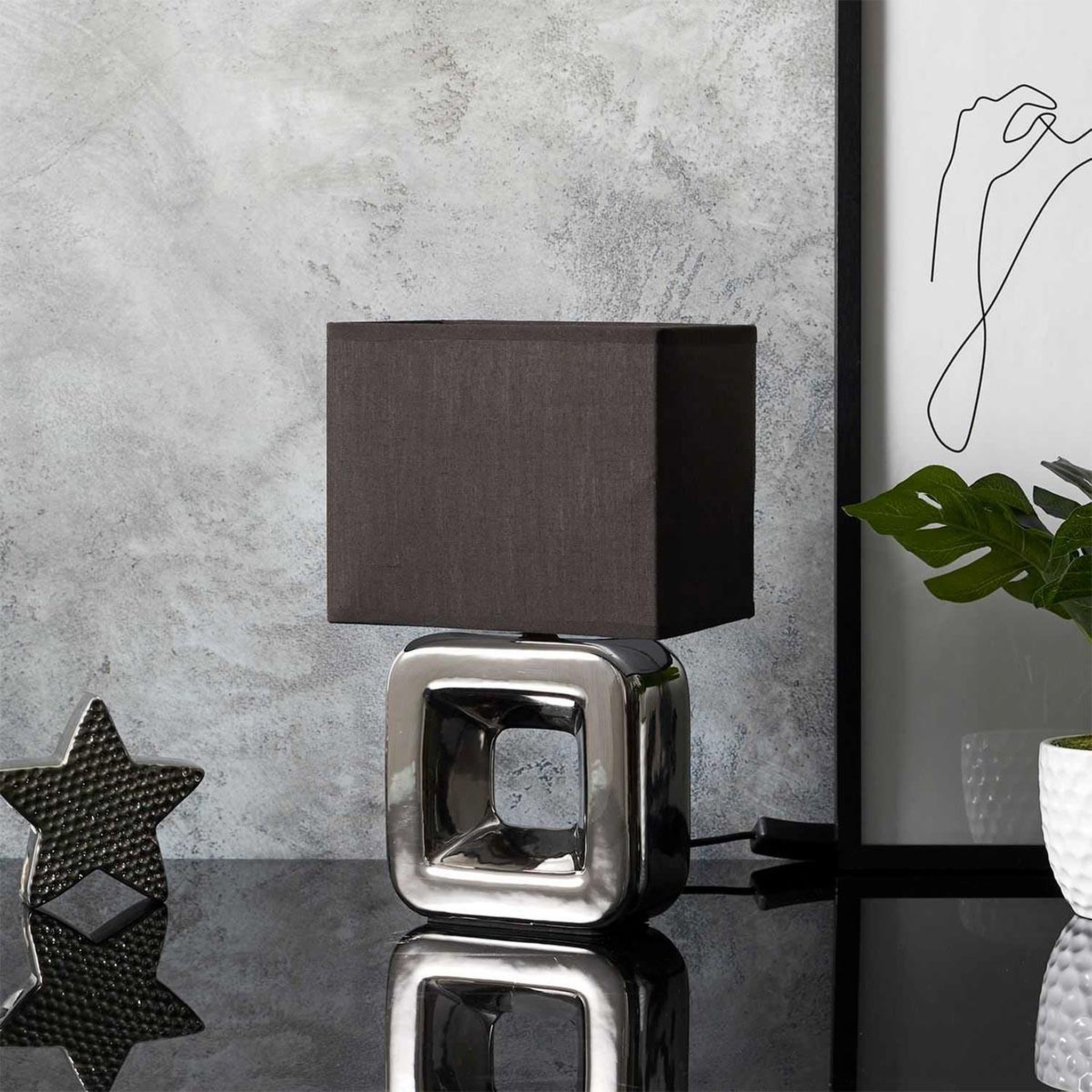 Voir la diapositive 5 : The Home Deco Factory Lampe à poser en porcelaine  chromée  32cm argent