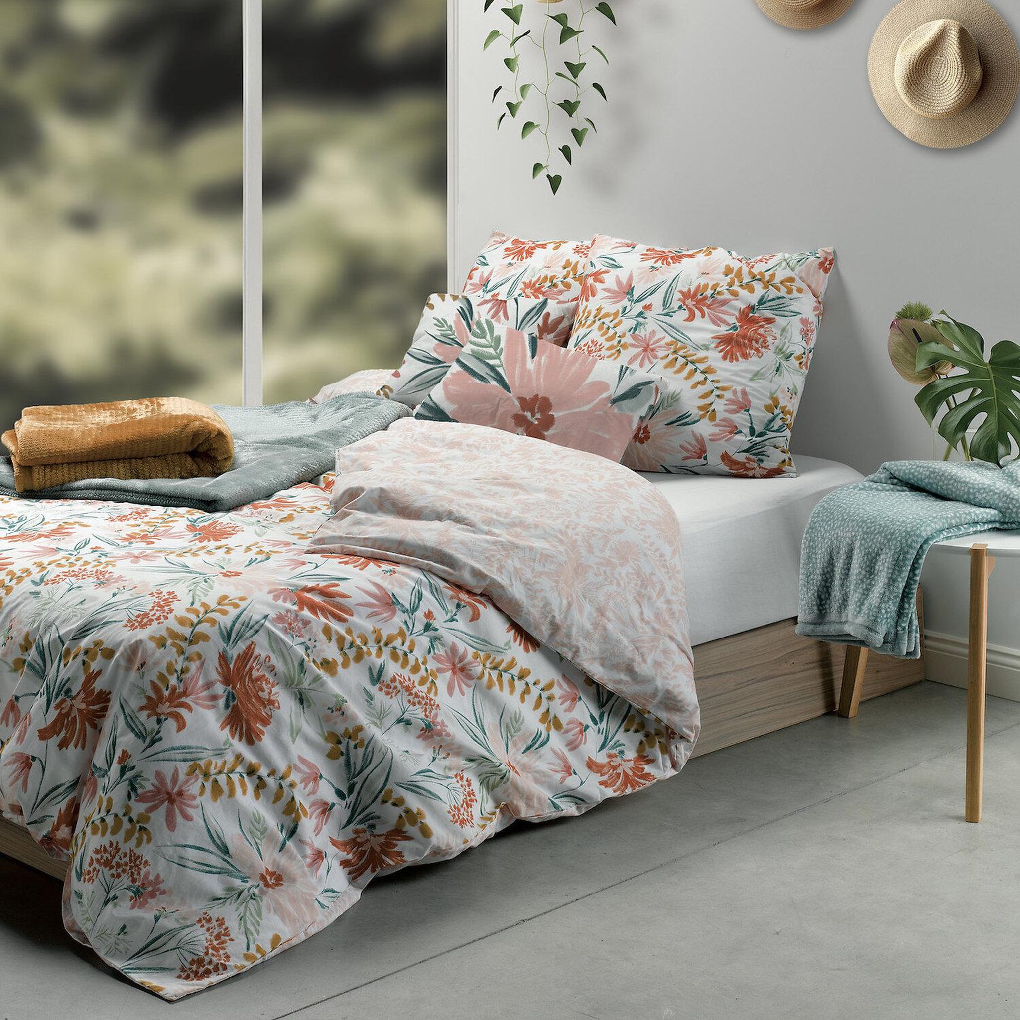 Voir la diapositive 3 : Les Ateliers du Linge Coussin imprimé 100%coton marna