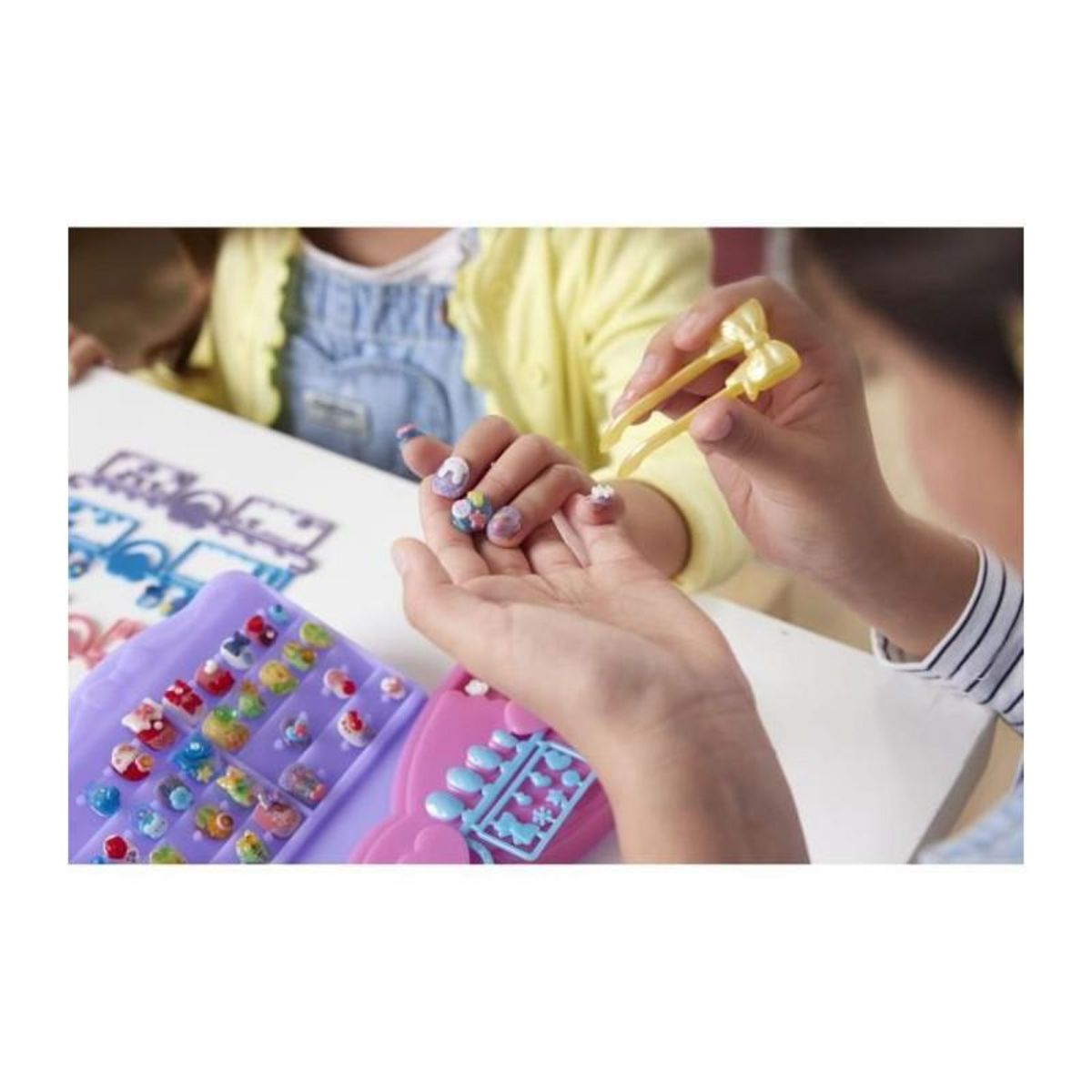 Aquabeads Jeu de Manucure - AQUABEADS - Mon Studio d'Ongles a Décorer - Sécurité et Autonomie, Poudre Magique