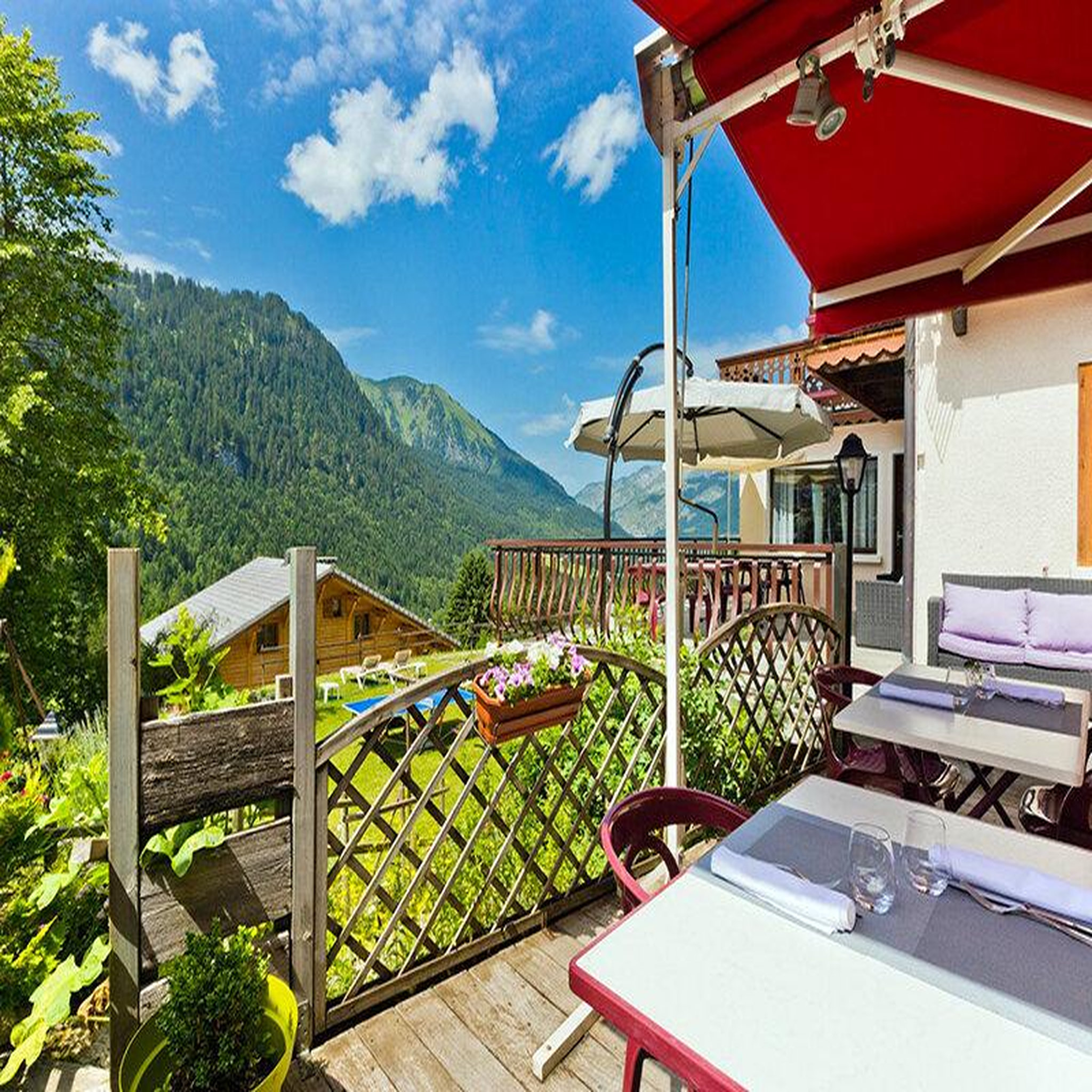 Voir la diapositive 3 : Smartbox Séjour de 2 jours dans les alpes avec dîner 4 plats - coffret cadeau séjour