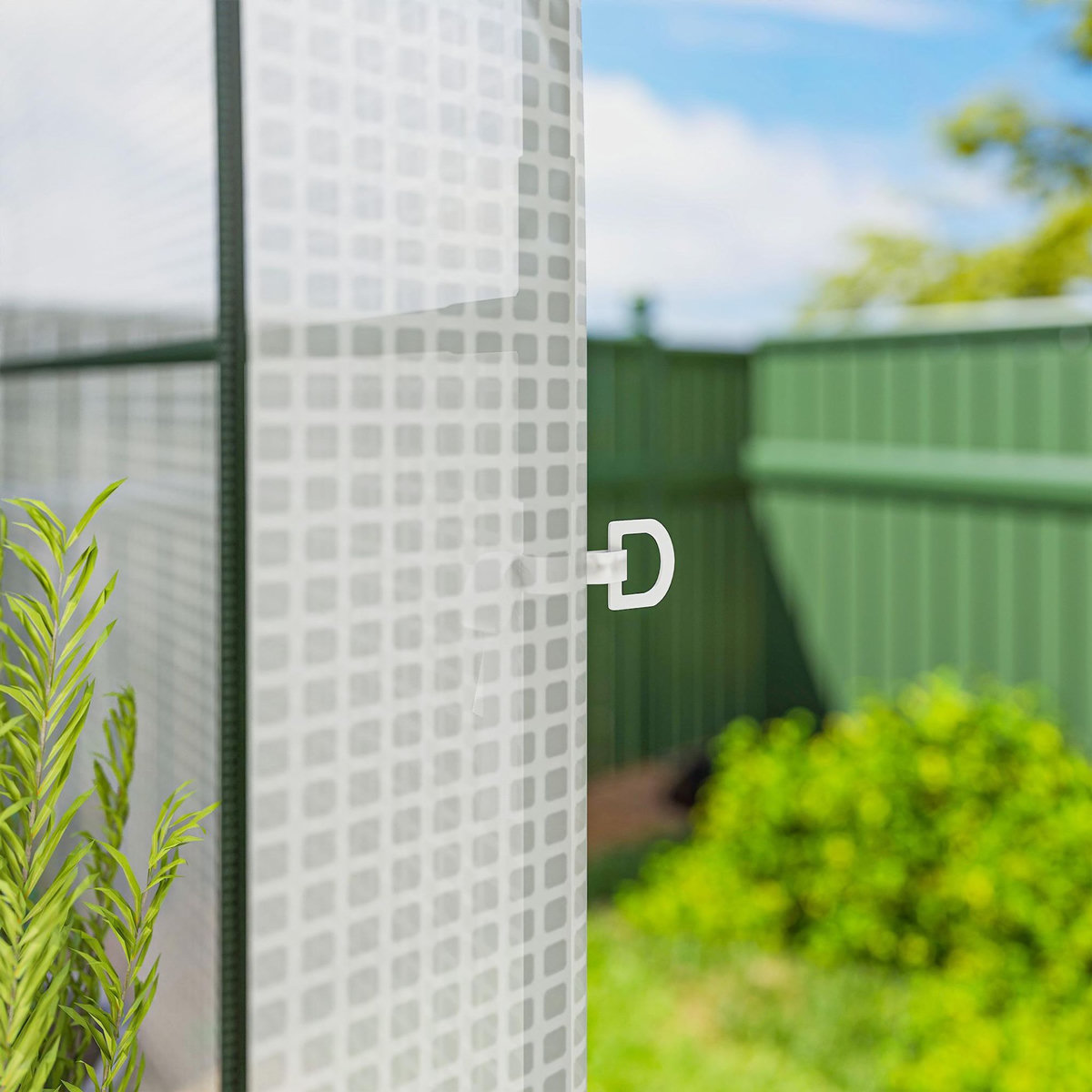 OUTSUNNY Serre de jardin avec étagères porte enroulable PE blanc