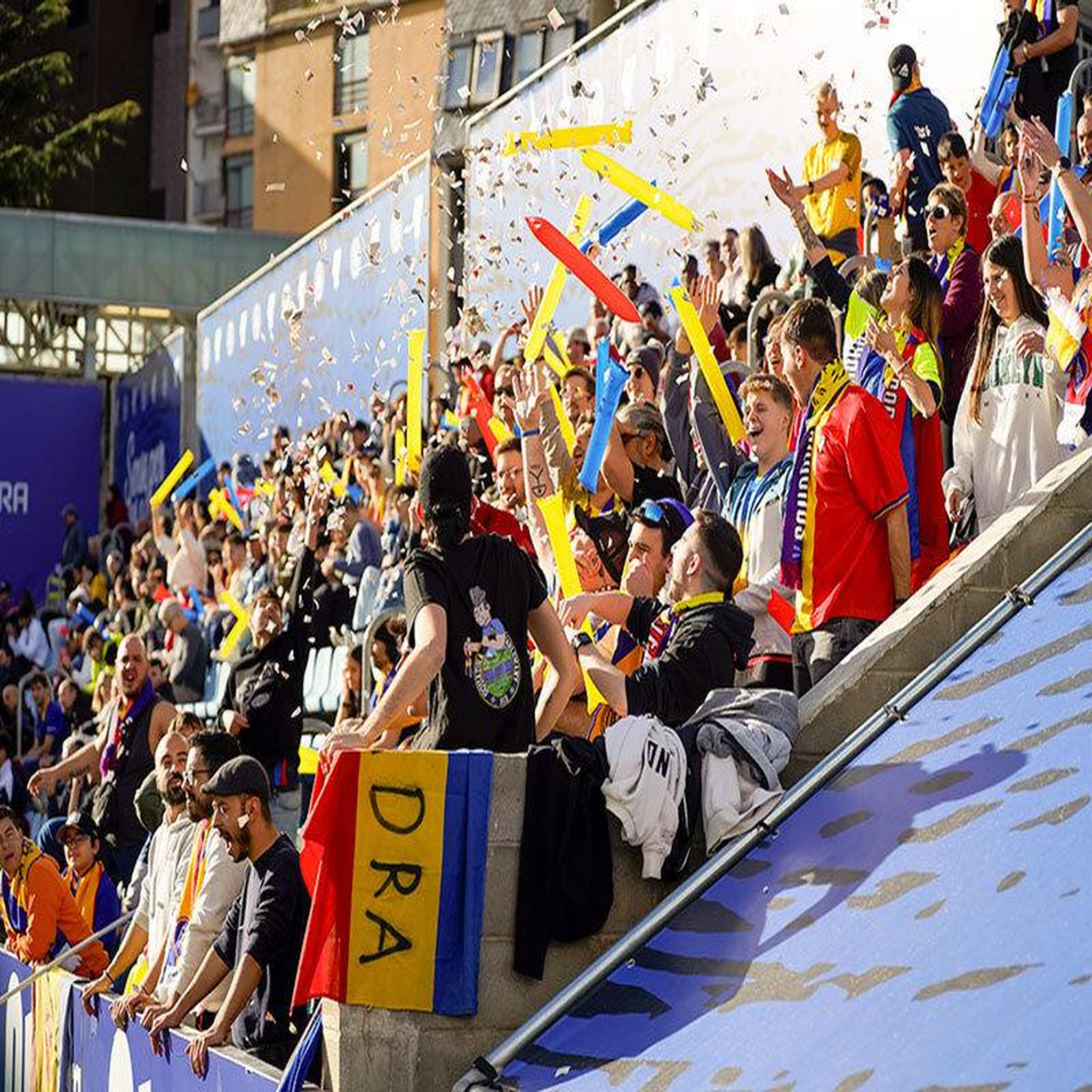 Voir la diapositive 2 : Smartbox Fútbol Club Andorra : billets pour un match et écharpes pour 2 personnes - Coffret Cadeau Sport & Aventure