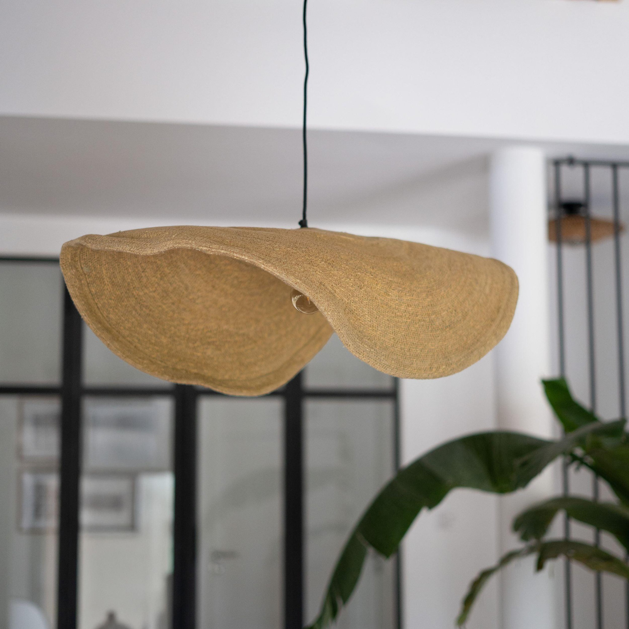 Voir la diapositive 2 : MAISON PAVANE Suspension en matière naturelle et métal 91 cm-Maho