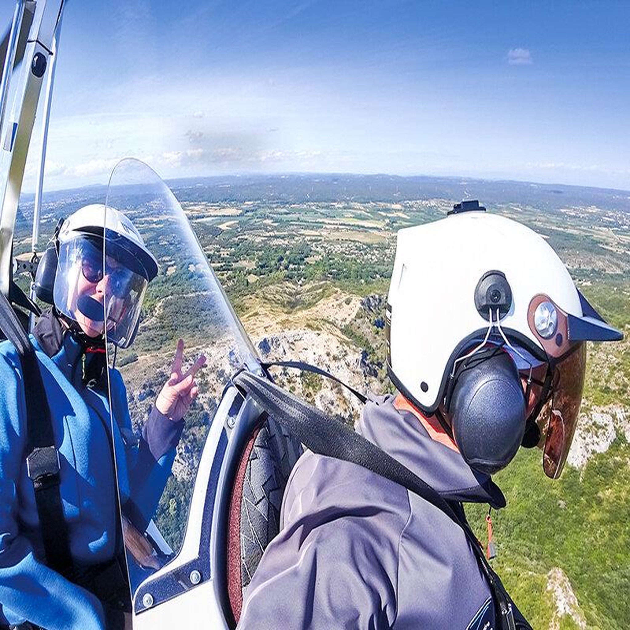 Voir la diapositive 4 : Smartbox Baptême de l'air fantastique en ULM sur le circuit du pont du Gard - Coffret Cadeau Sport & Aventure