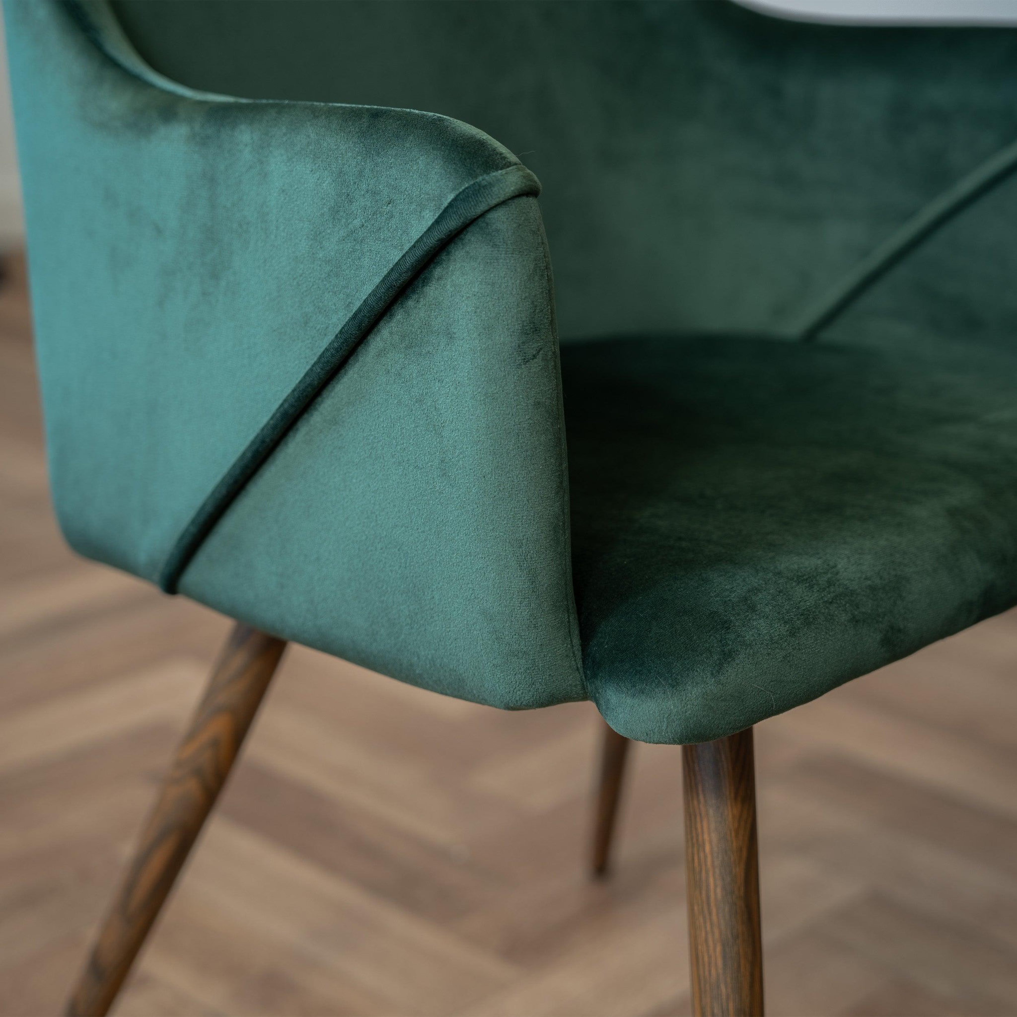 Voir la diapositive 6 : MAISON PAVANE Table et chaises 4 personnes en velours vert et bois-liwa