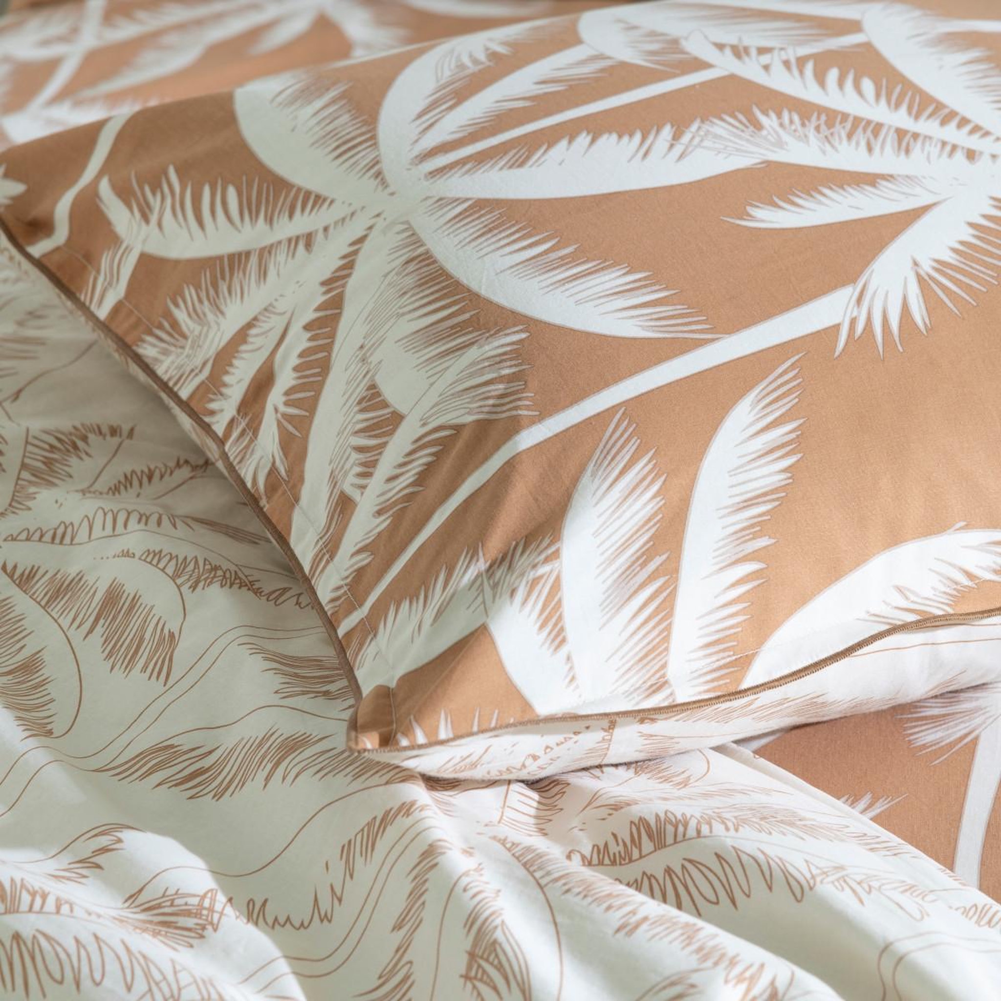 Voir la diapositive 2 : FUTURE HOME Parure de lit 2 personnes en coton 57 fils imprimé camel