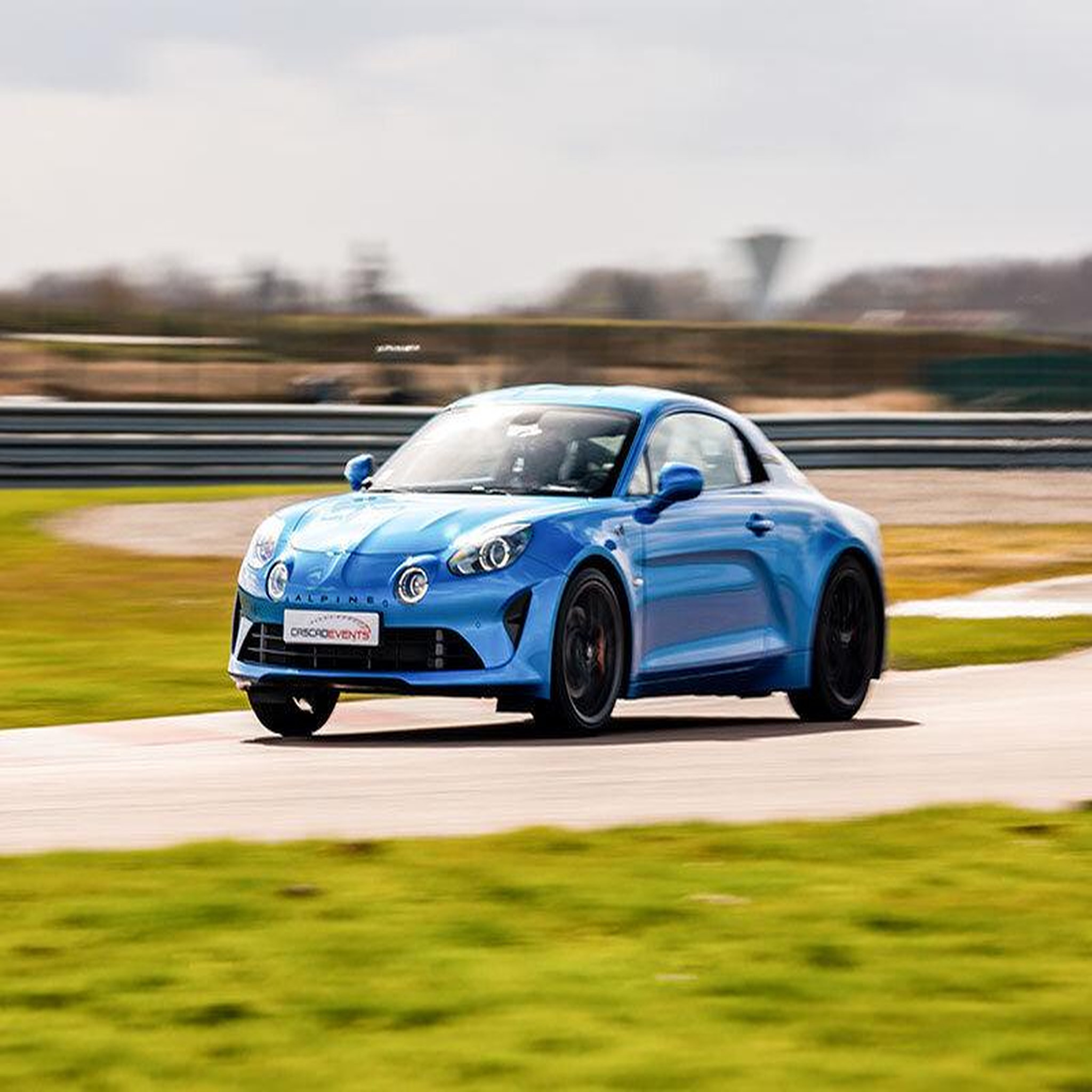 Voir la diapositive 2 : Smartbox Stage de pilotage : 2 tours au volant ou en passager en Alpine A110 R sur circuit - Coffret Cadeau Sport & Aventure