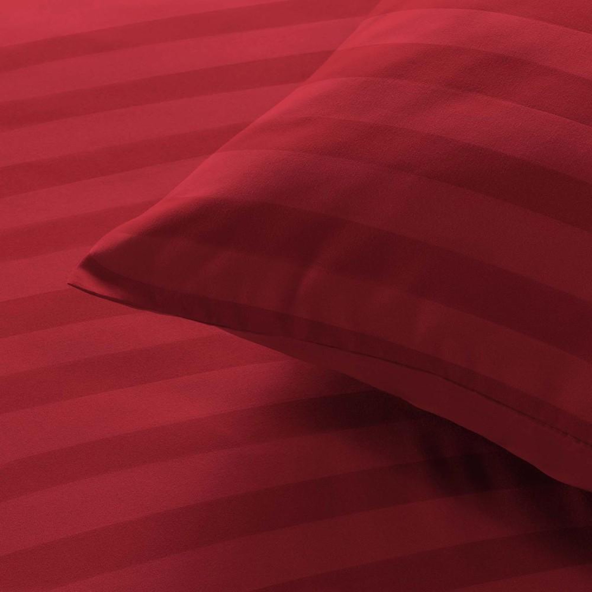 Voir la diapositive 2 : Douceur d'Intérieur Housse de couette 240x220 + 2 taies Cléo rouge uni microfibre