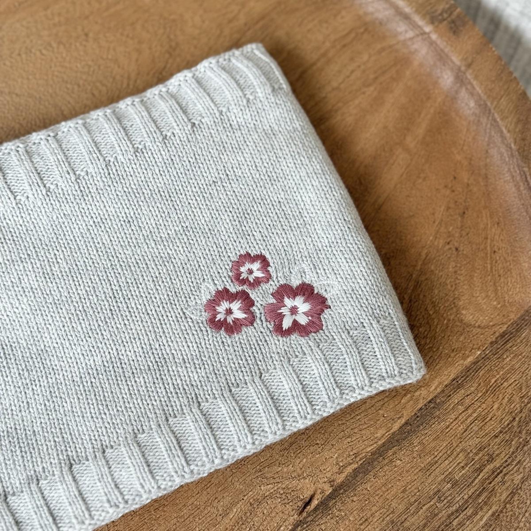 Voir la diapositive 4 : Petit Béguin Cache cou enfant en tricot esmée