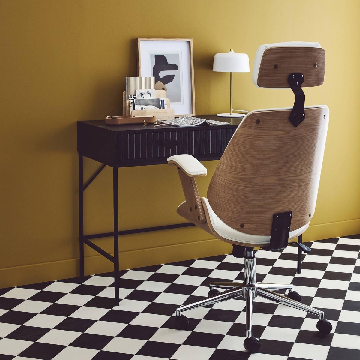 SWEEEK Chaise de bureau à roulettes décor bois courbé et simili cuir