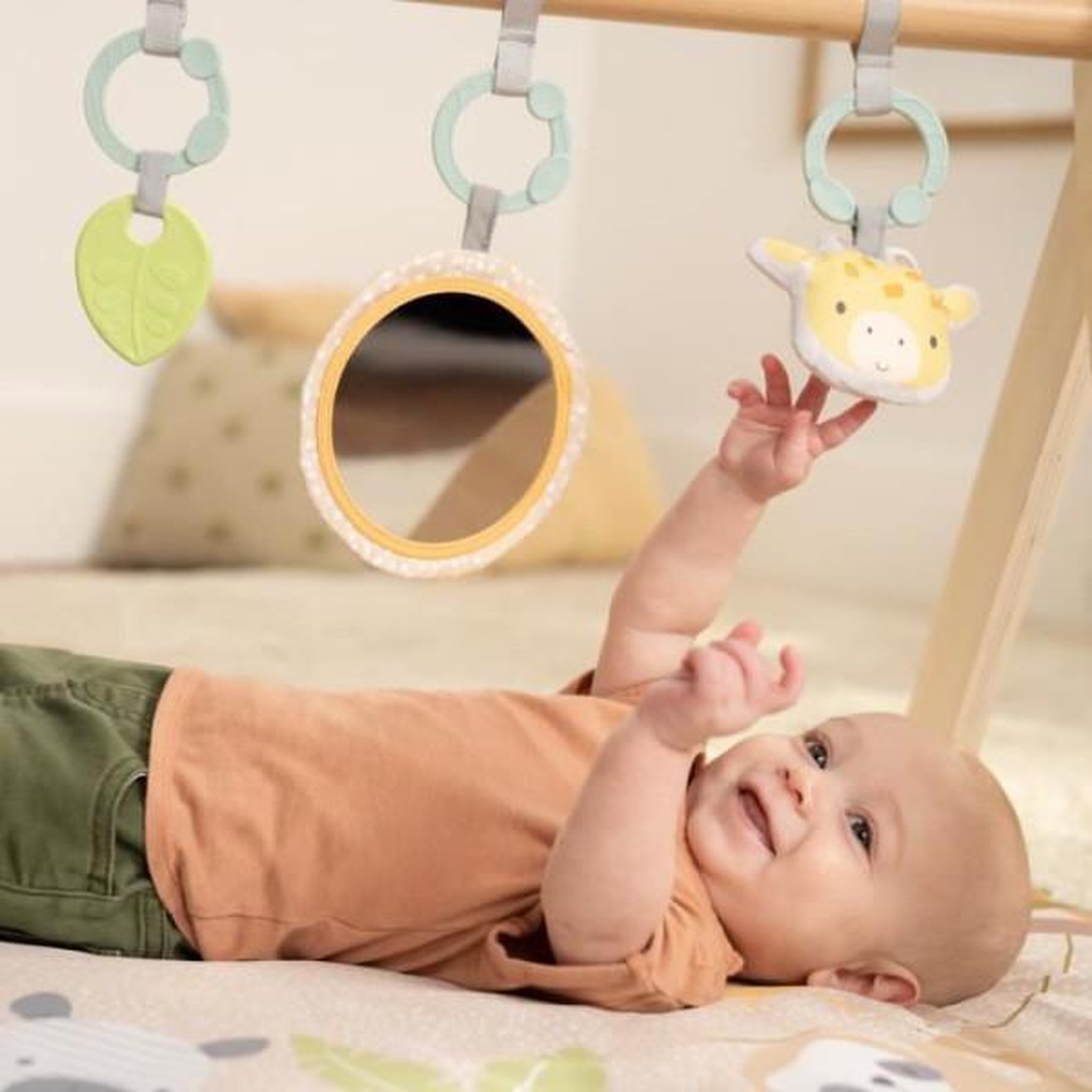 Voir la diapositive 6 : MARKET24 INGENUITY Tapis d'éveil bébé pliable WonderWood, rond avec arche de jeux en bois, mirroir et jouets bébé