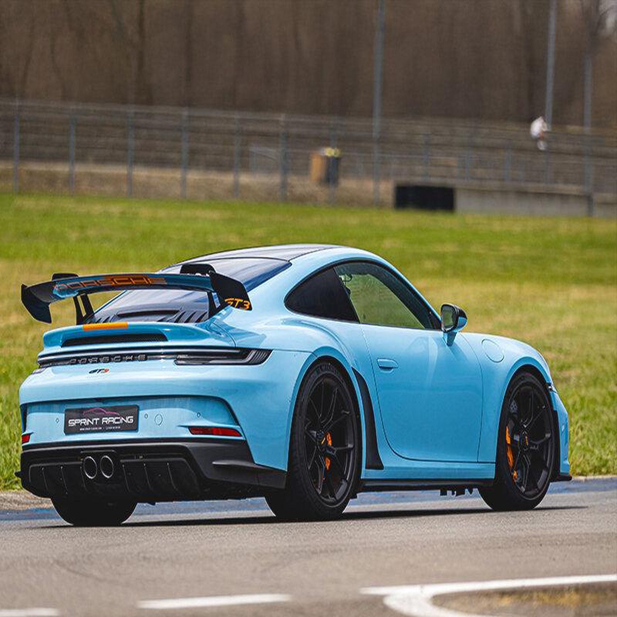 Voir la diapositive 2 : Smartbox Stage de pilotage : 3 tours sur le circuit de La Ferté Gaucher en Porsche 992 GT3 - Coffret Cadeau Sport & Aventure