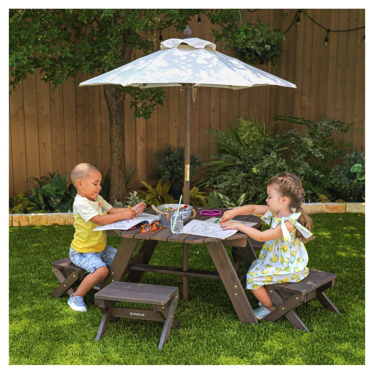 Kidkraft Ensemble jardin pour enfant avec parasol - Table et tabourets en bois - OCTAGON