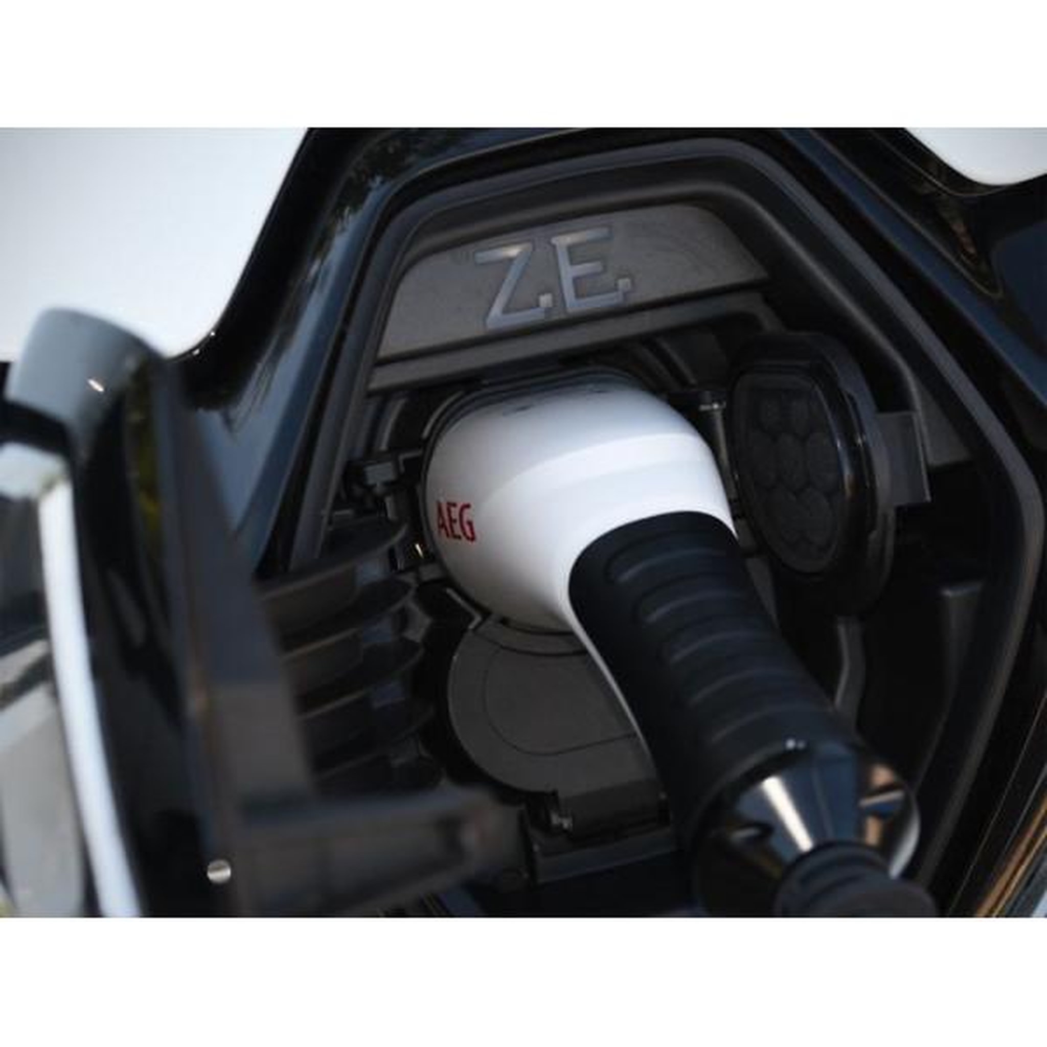 Voir la diapositive 6 : AEG Chargeur batterie - aeg - 201869 - puissance maximale de charge : 4 amperes. Capacité de charge de 4 a 80 ah