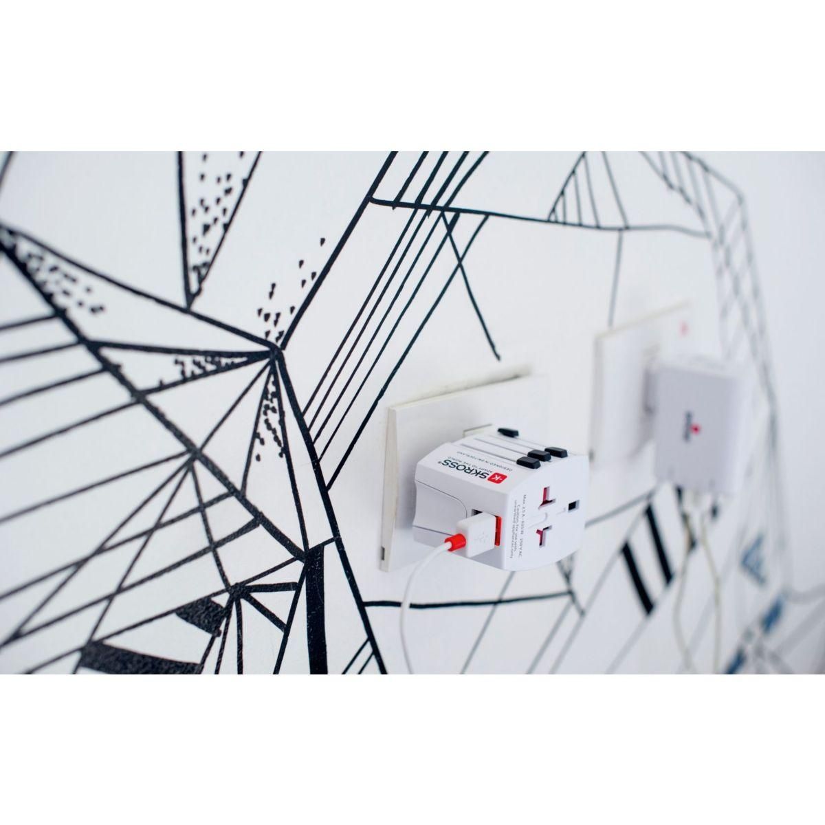 Skross Adaptateur de voyage universel +1 USB AC