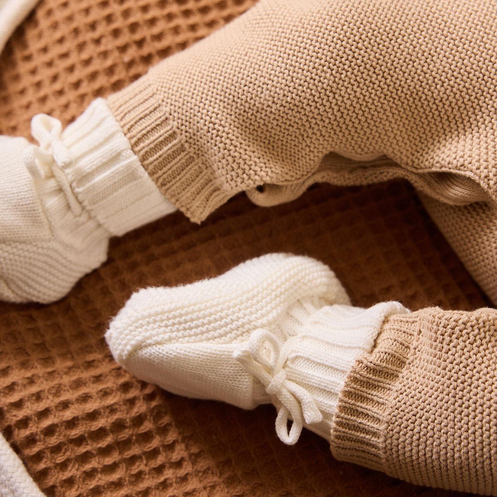 Voir la diapositive 5 : Petit Béguin Turban bébé et chaussons en tricot hello baby