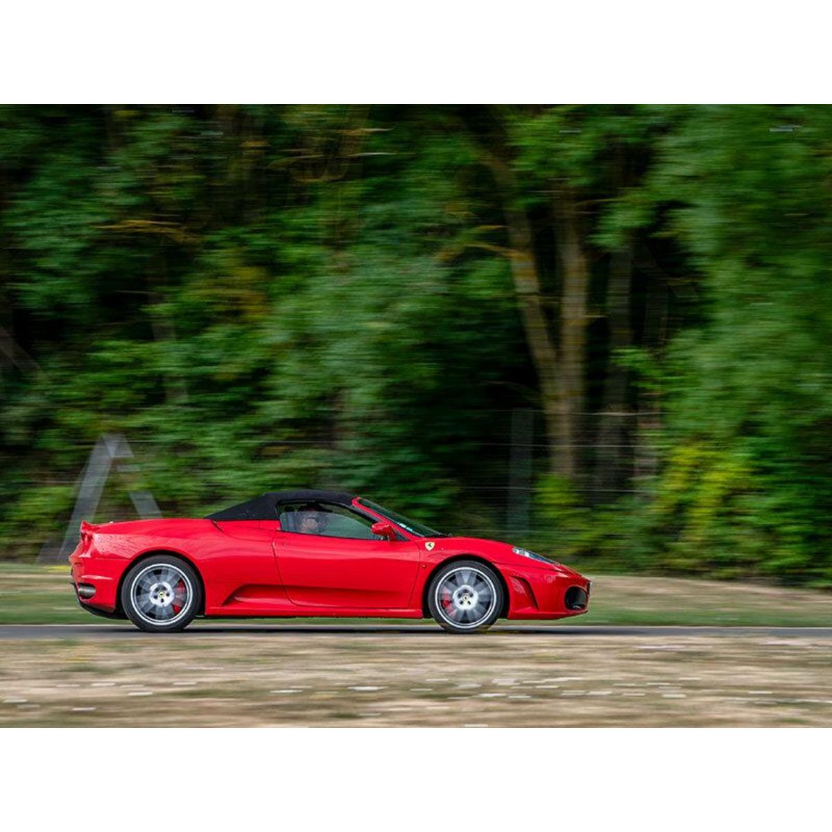 Smartbox Stage de pilotage enfant : 4 tours de circuit en Lamborghini Gallardo et en Ferrari F430 Spider - Coffret Cadeau Sport & Aventure