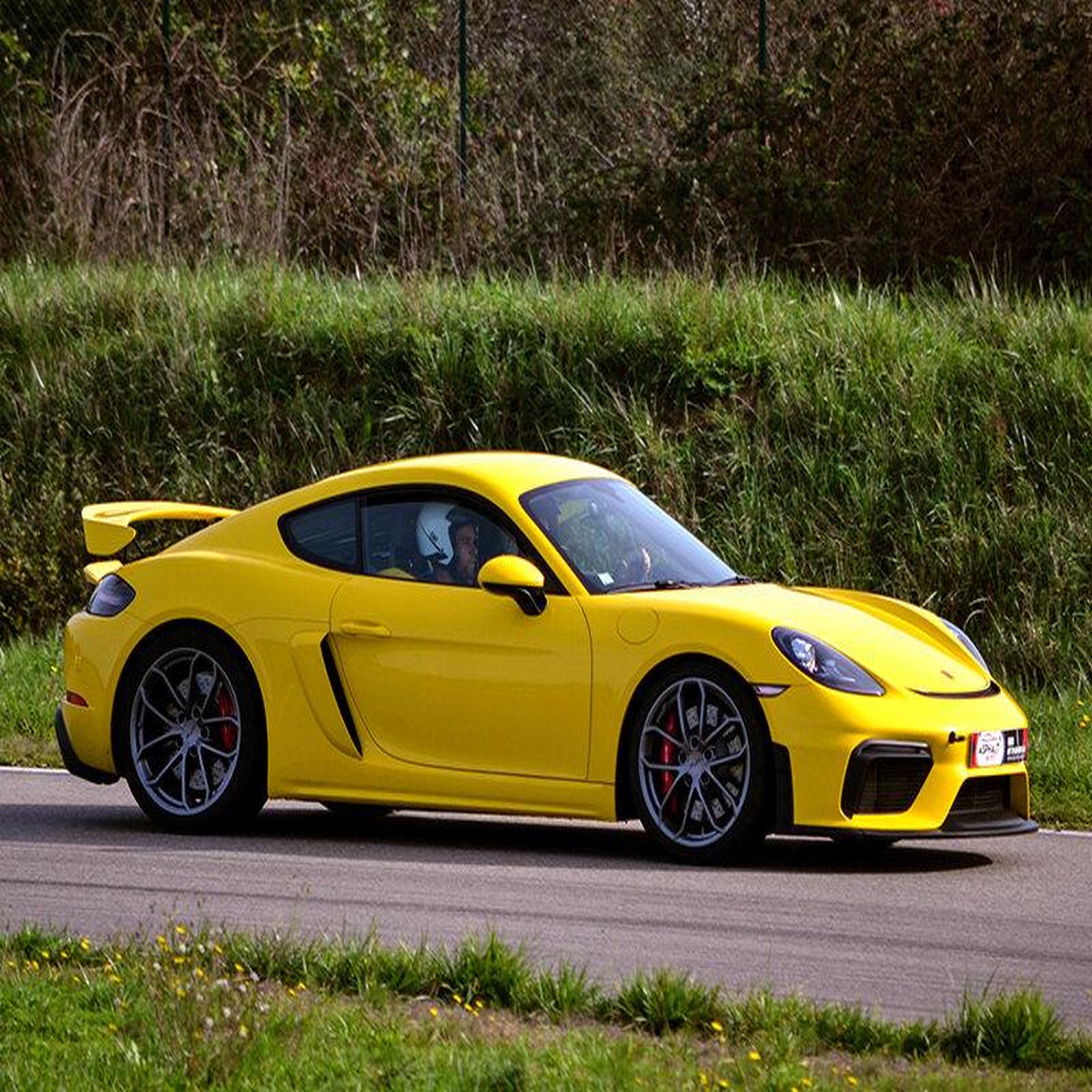 Voir la diapositive 2 : Smartbox Pilotage d'une Porsche GTA 4 Clubsport pendant 3 tours sur le circuit Vaison Piste - Coffret Cadeau Sport & Aventure
